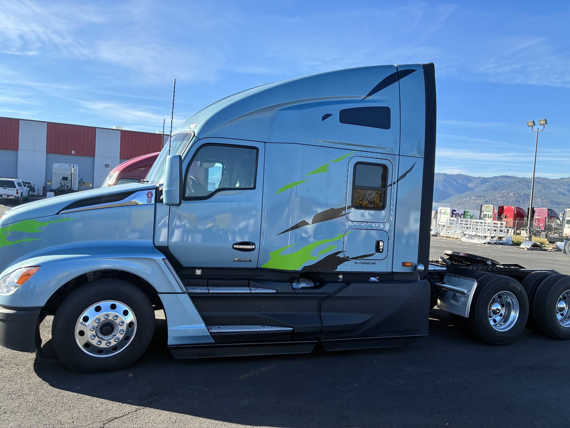 2023 Kenworth T680 - image 1 of 6