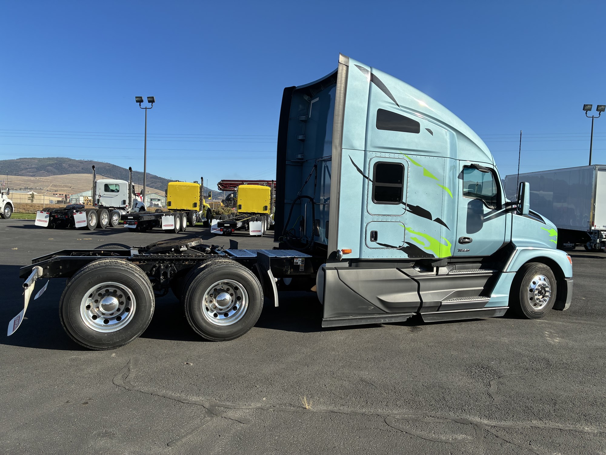 2023 Kenworth T680 - image 4 of 6