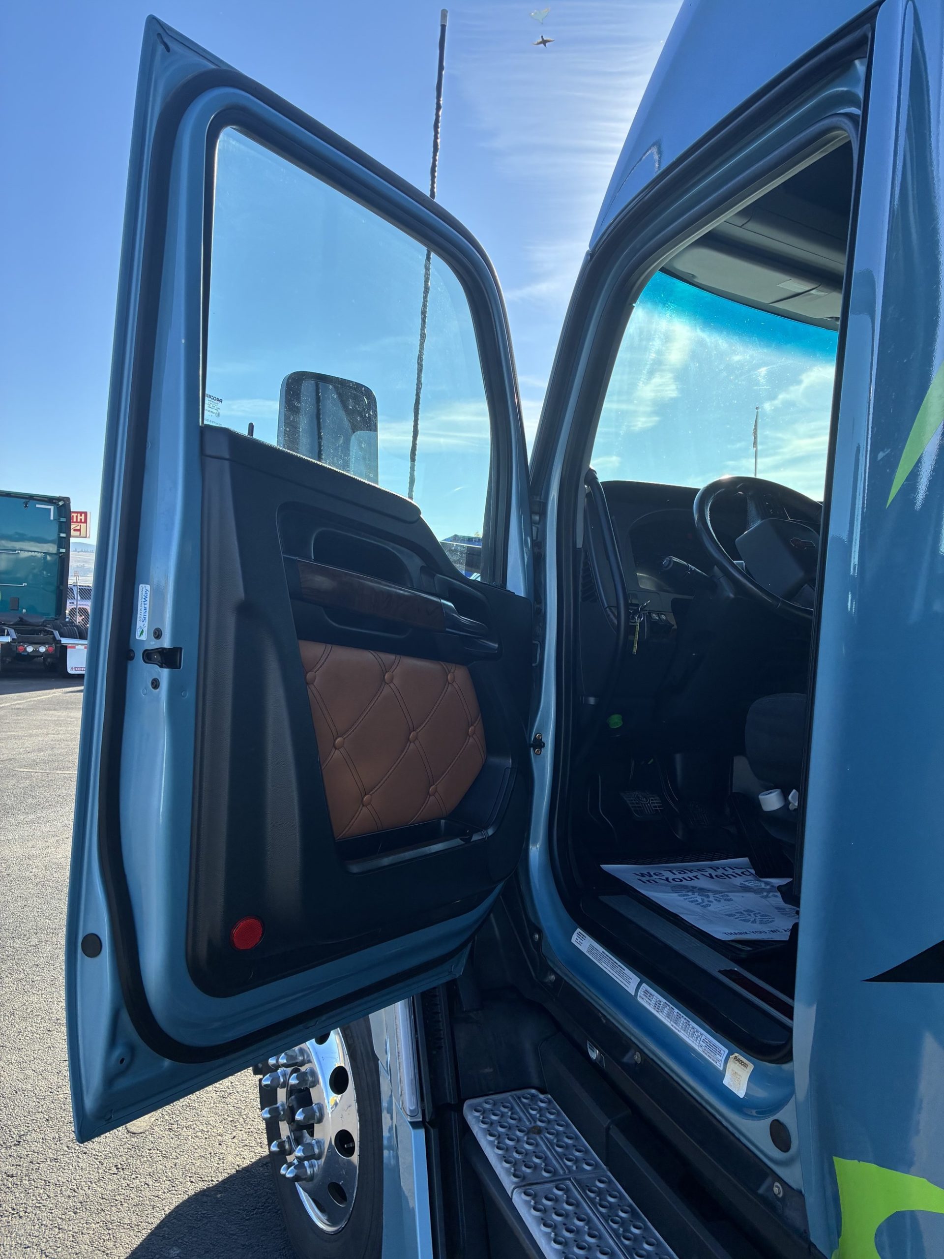 2023 Kenworth T680 - image 5 of 6