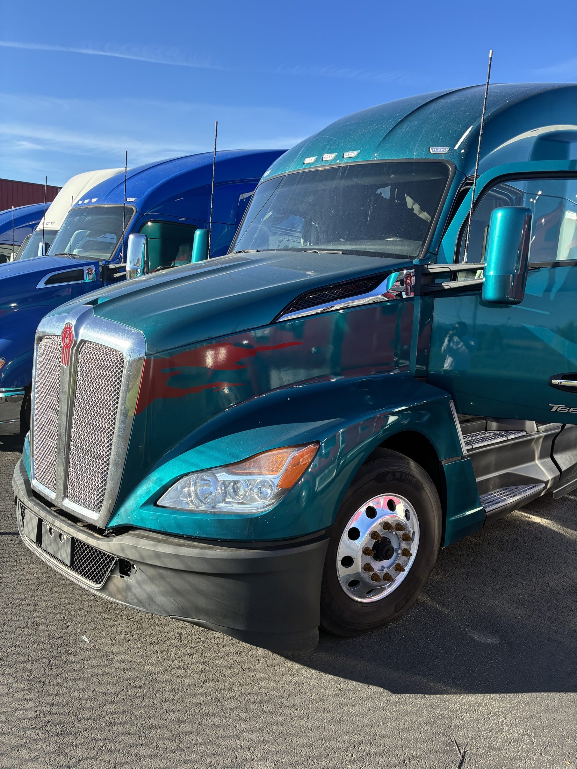 2023 Kenworth T680 - image 1 of 6