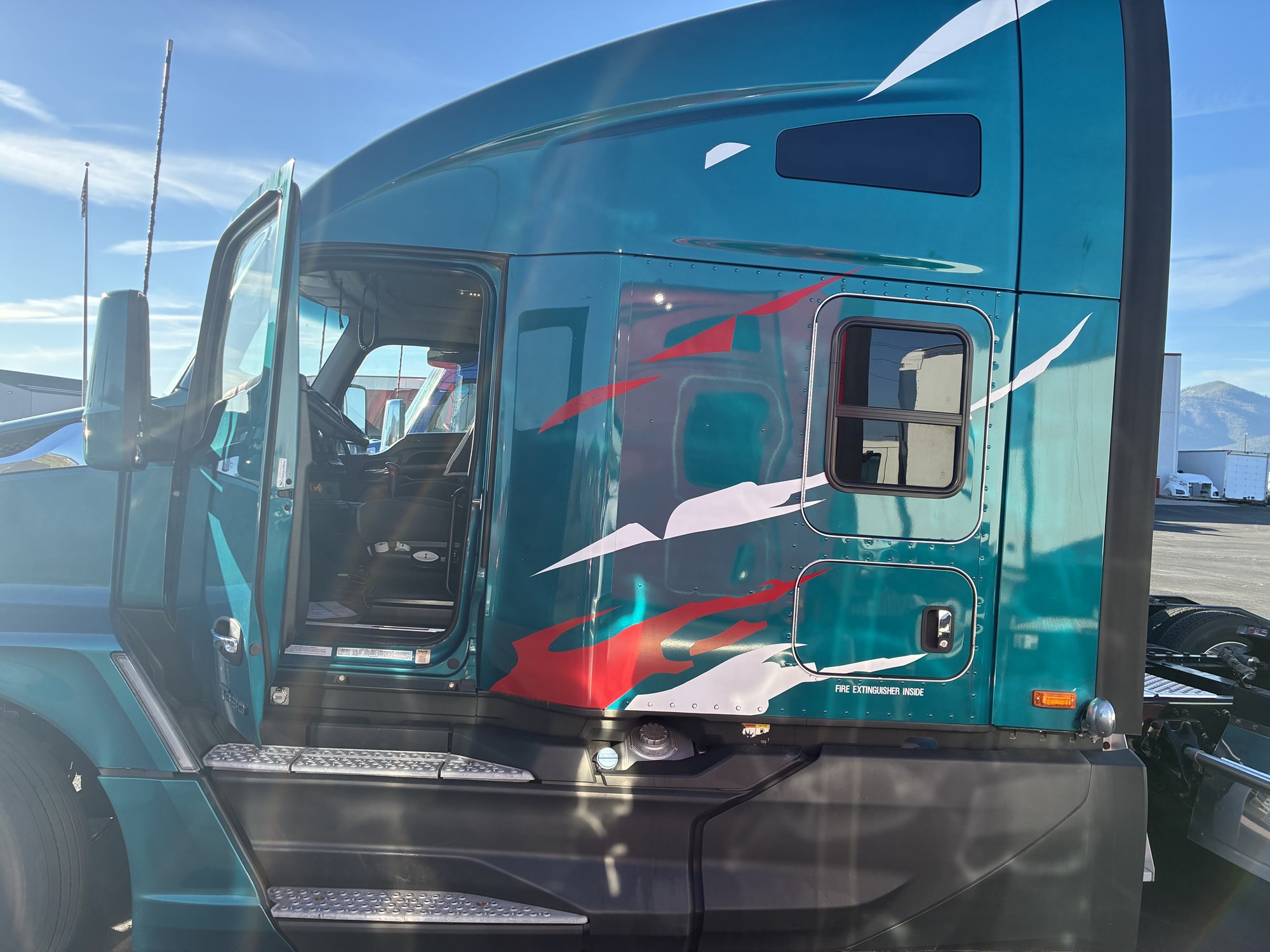 2023 Kenworth T680 - image 2 of 6