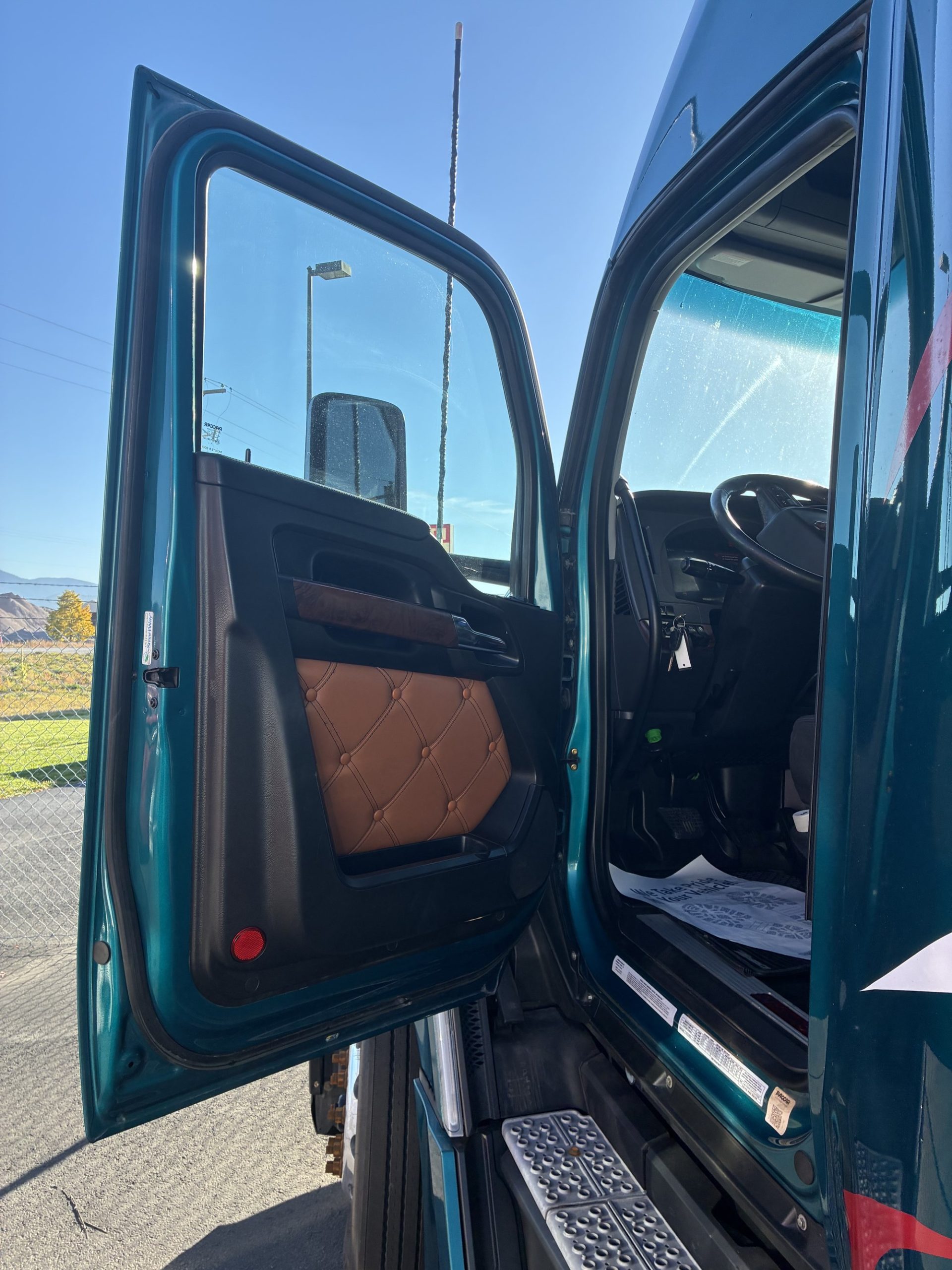2023 Kenworth T680 - image 3 of 6
