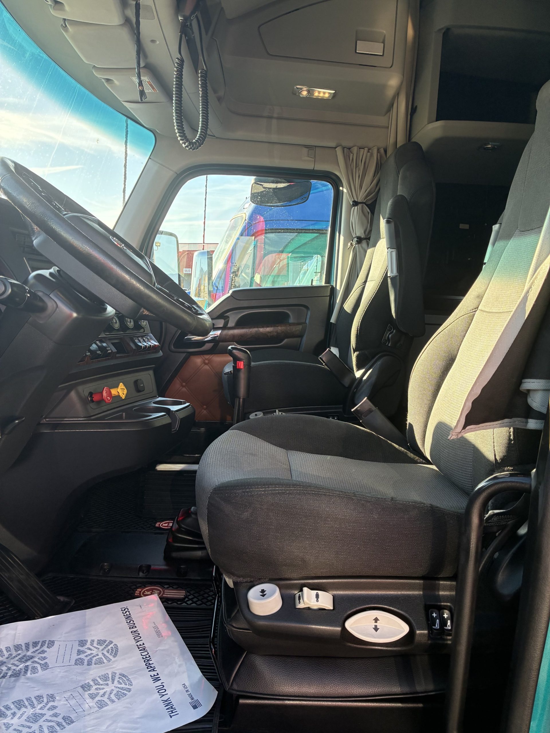 2023 Kenworth T680 - image 4 of 6