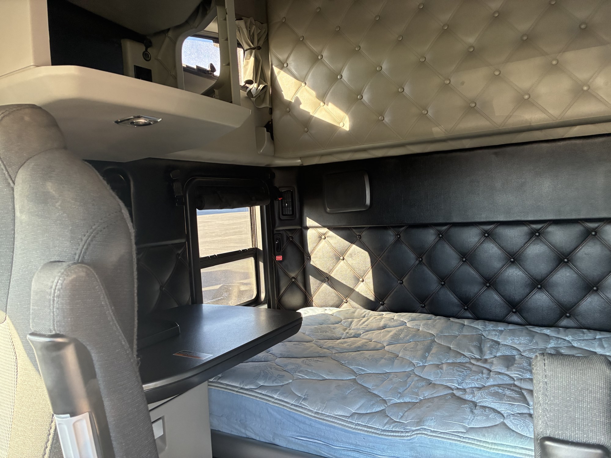 2023 Kenworth T680 - image 5 of 6