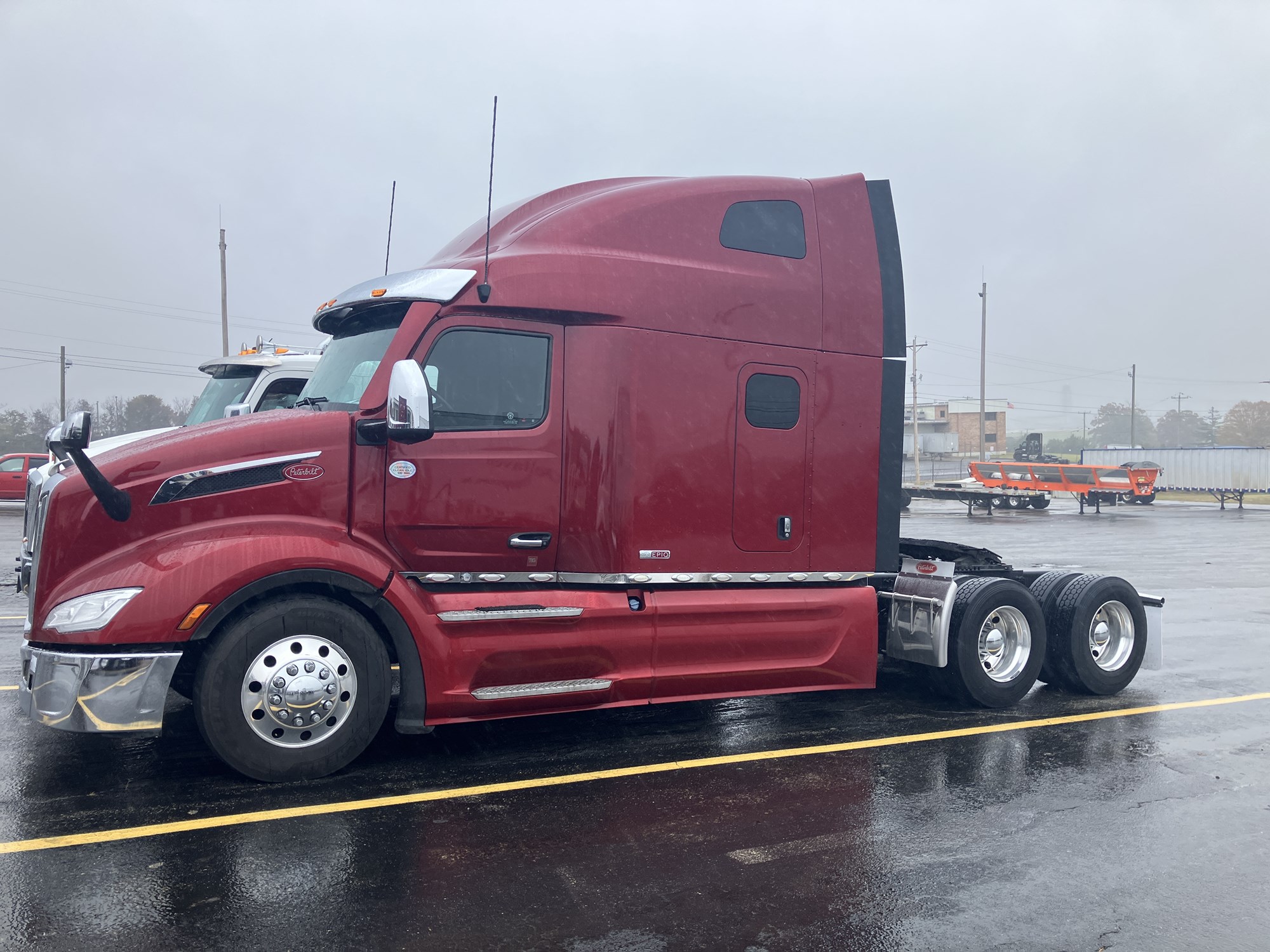 2024 Peterbilt 579 - image 1 of 3