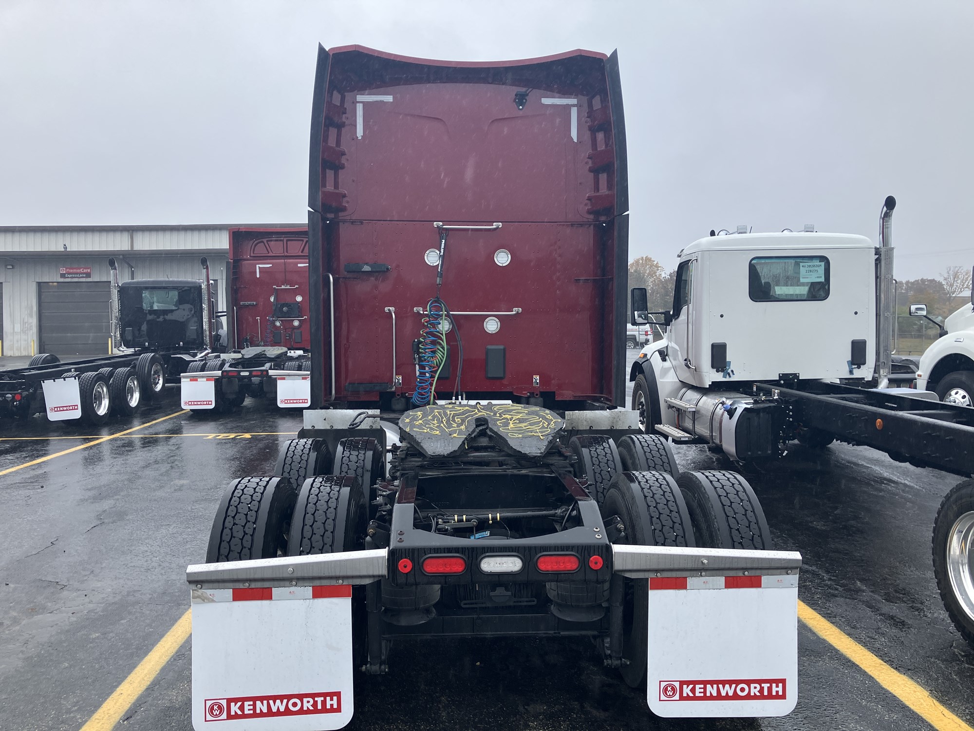 2024 Peterbilt 579 - image 2 of 3