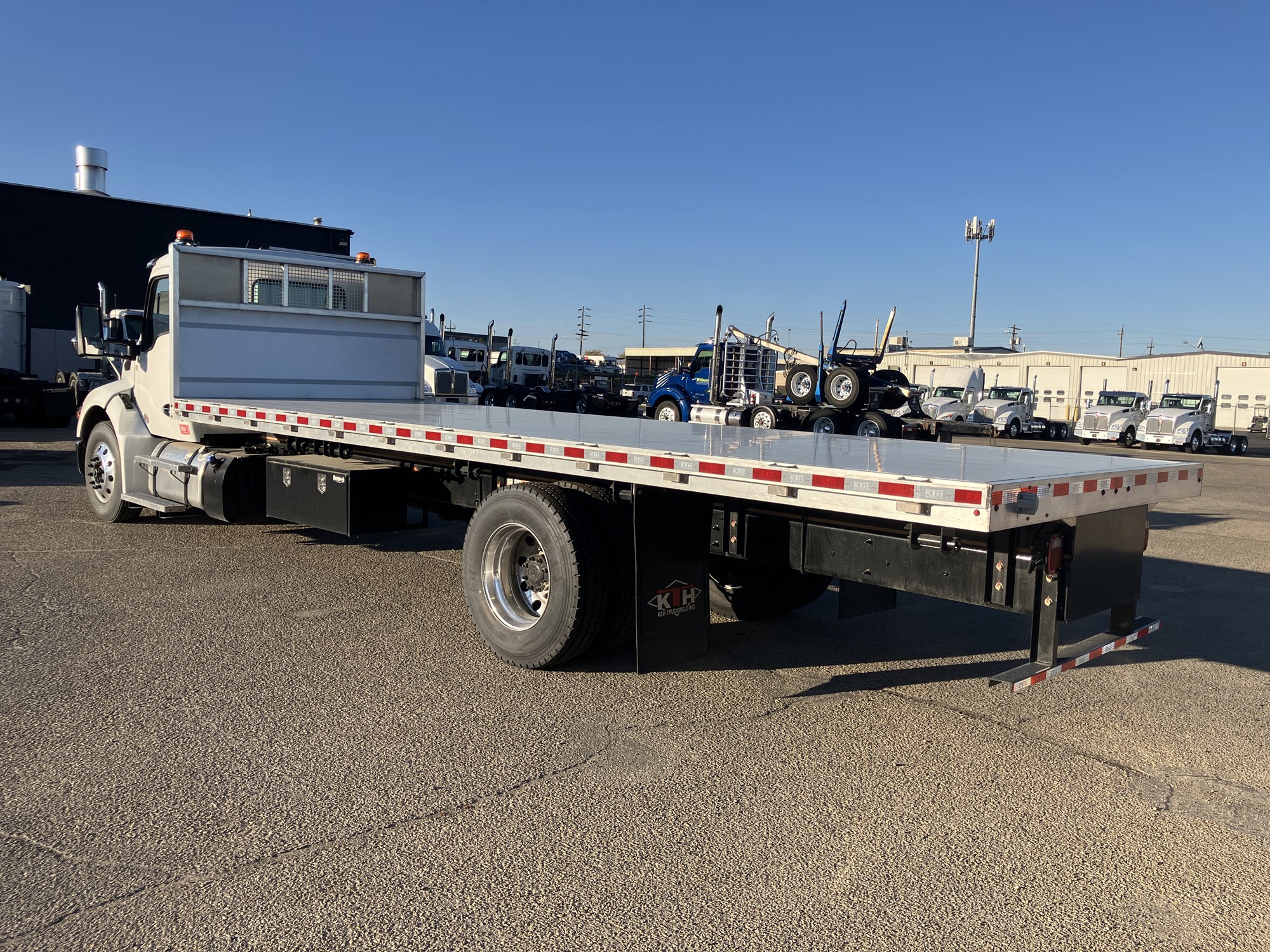 2025 Kenworth T280 - image 2 of 6