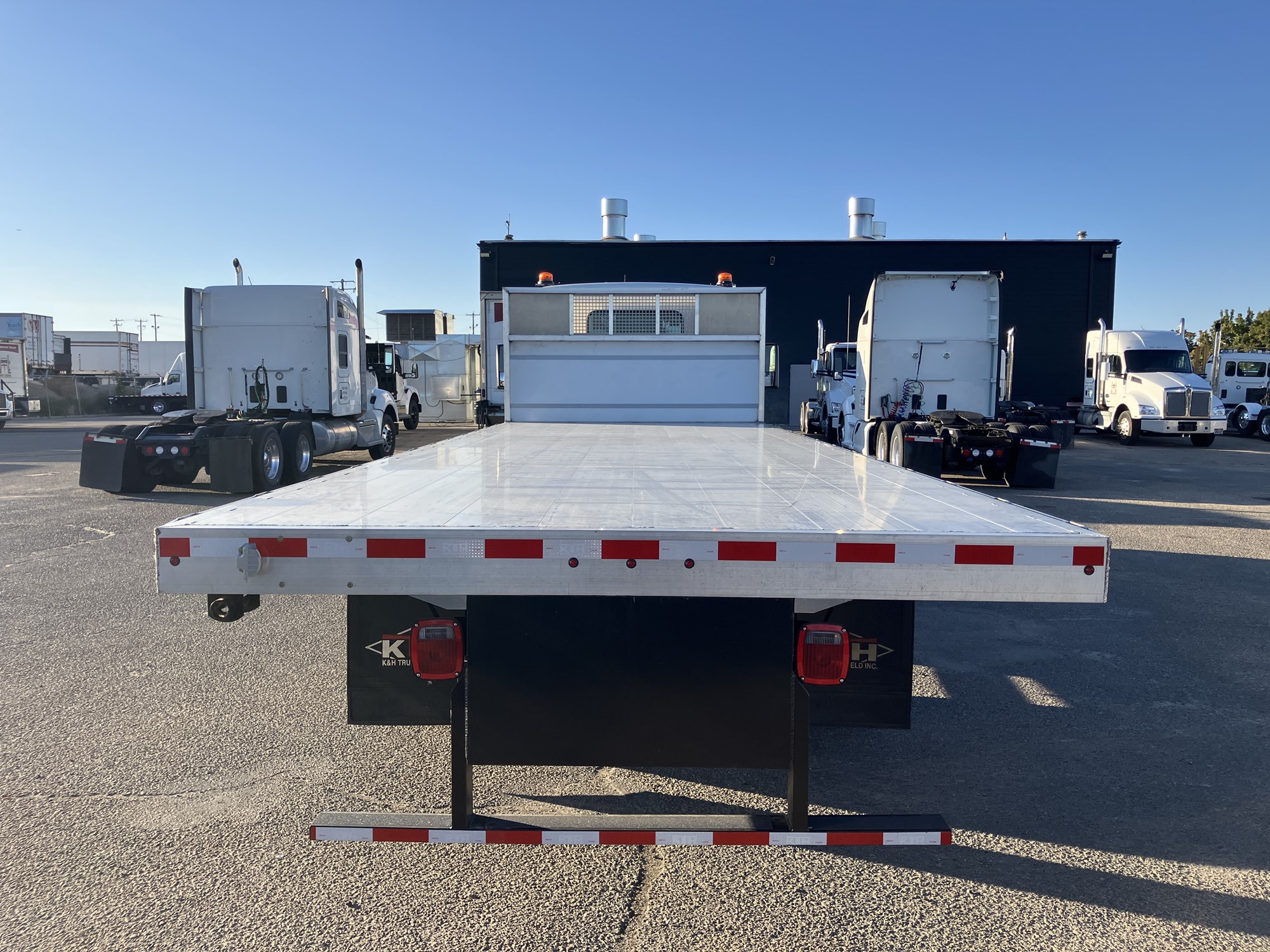 2025 Kenworth T280 - image 3 of 6