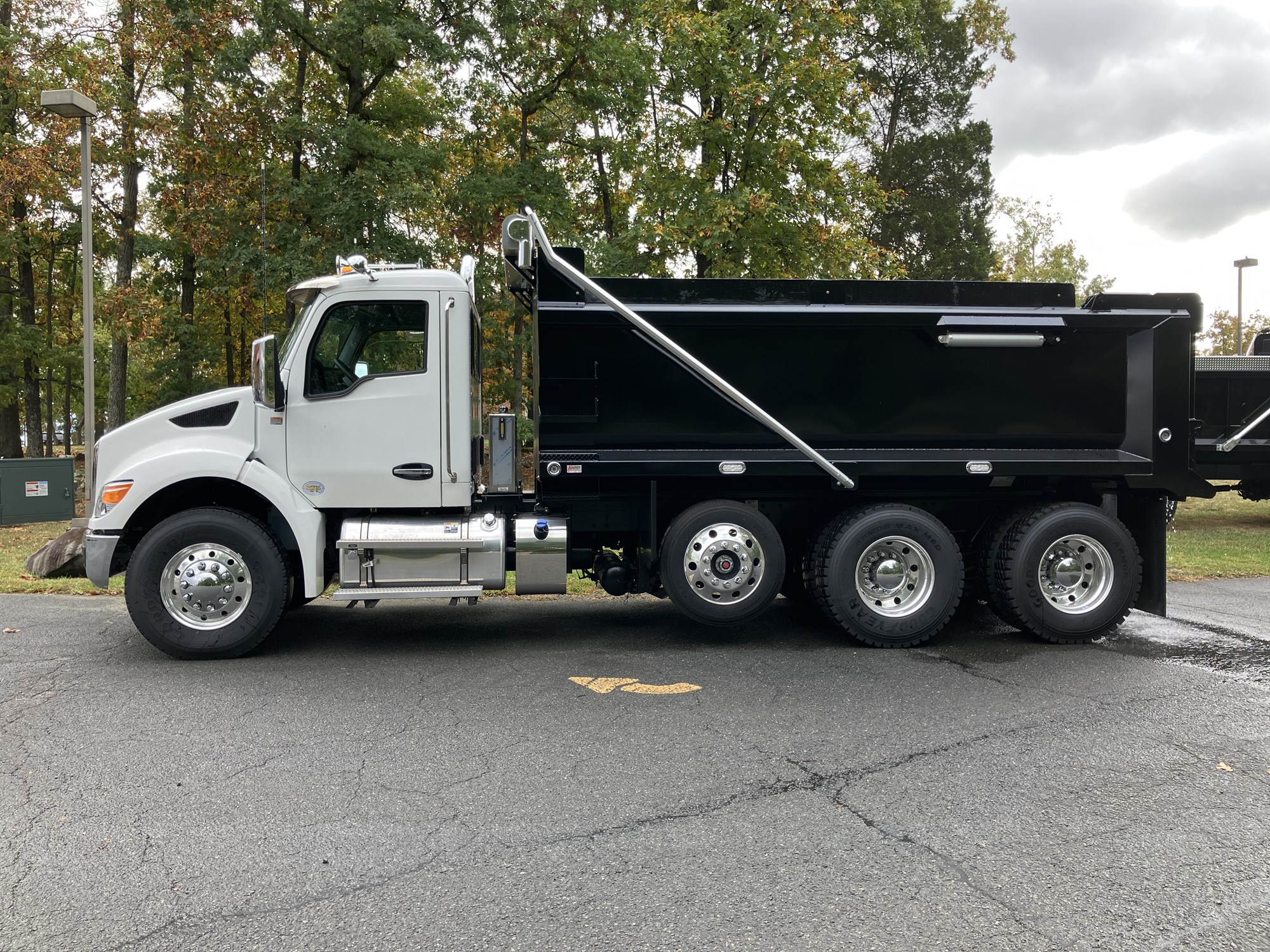 2025 Kenworth T480 - image 2 of 6