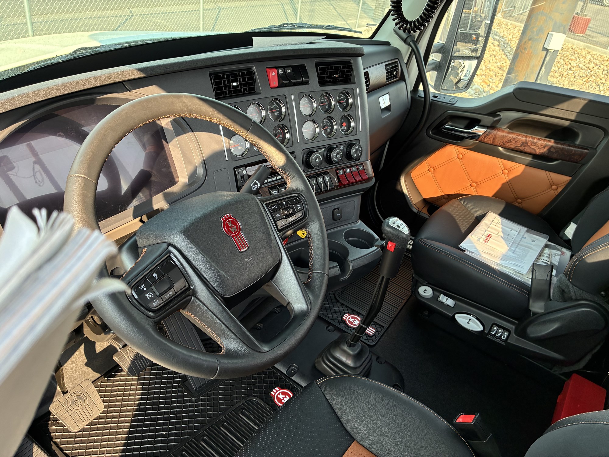 2026 Kenworth T880 - image 4