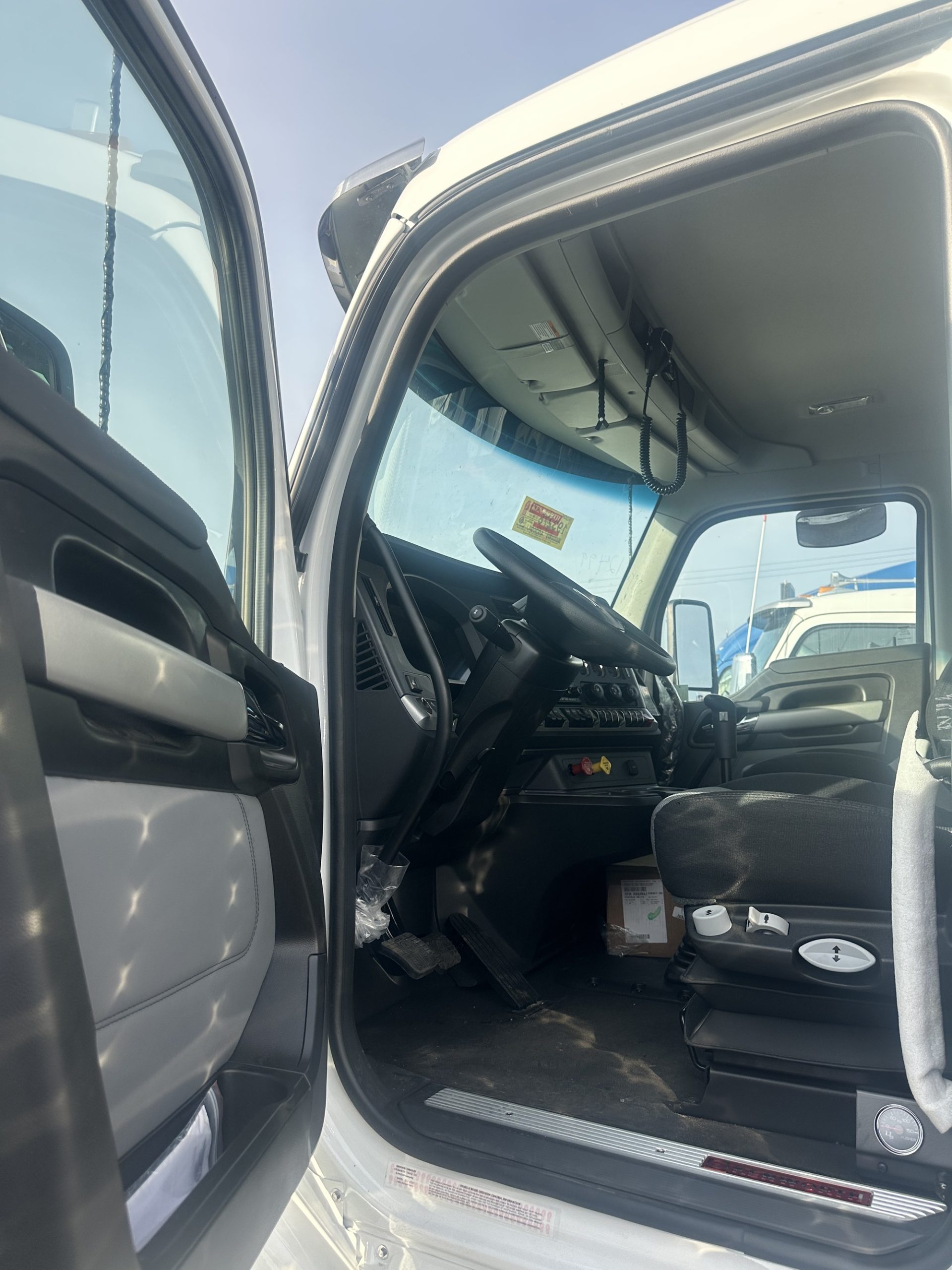 2026 Kenworth T880 2026 Kenworth T880 - image 4 of 6