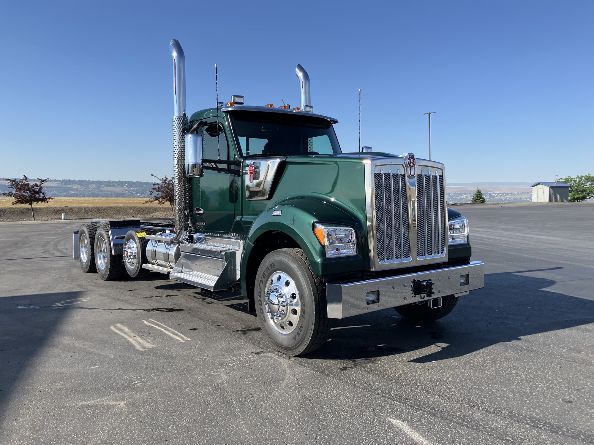 2026 Kenworth W990 - image 2