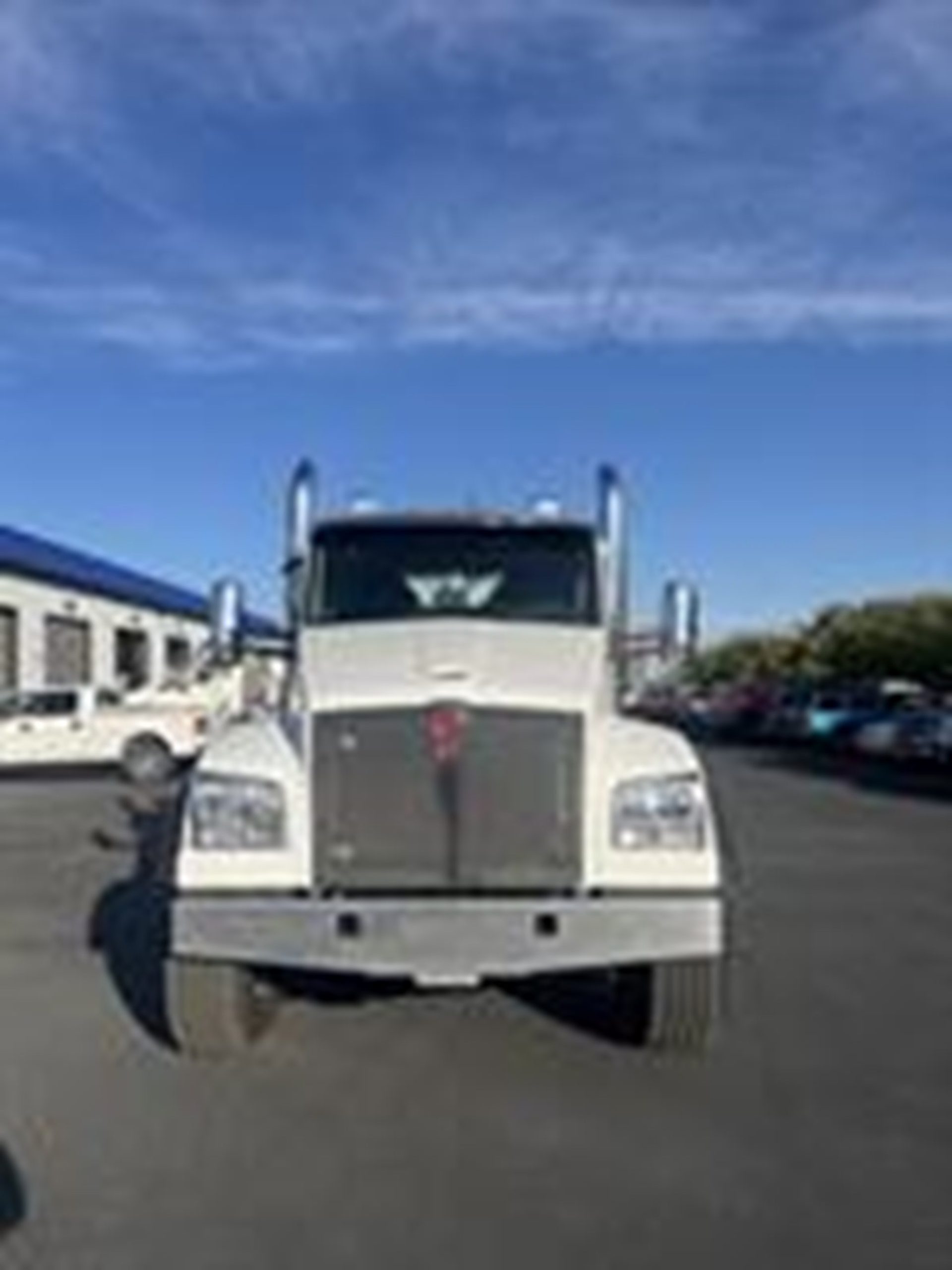 2026 Kenworth T880 - image 2 of 6