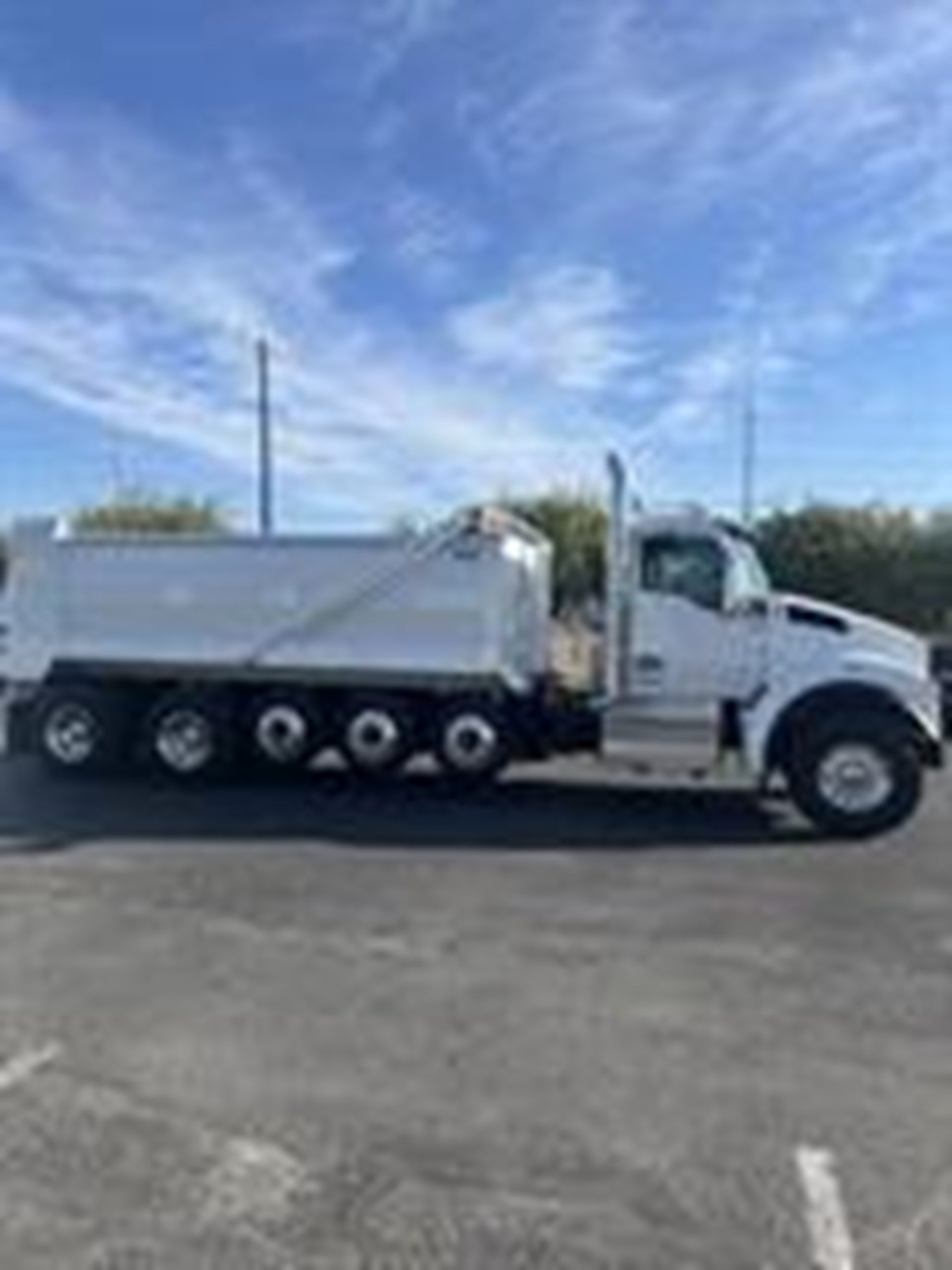 2026 Kenworth T880 - image 3 of 6