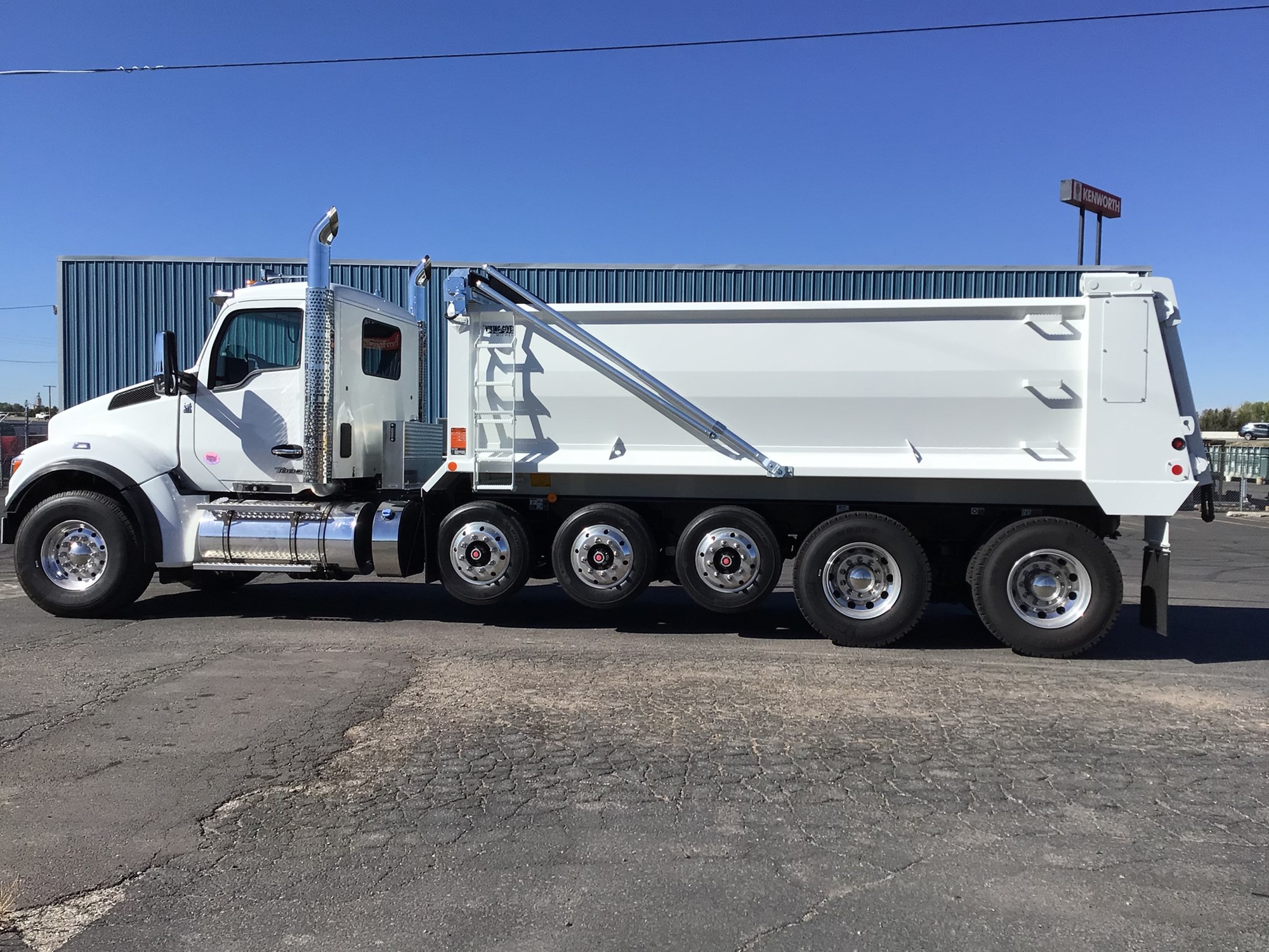 2026 Kenworth T880 - image 2 of 6