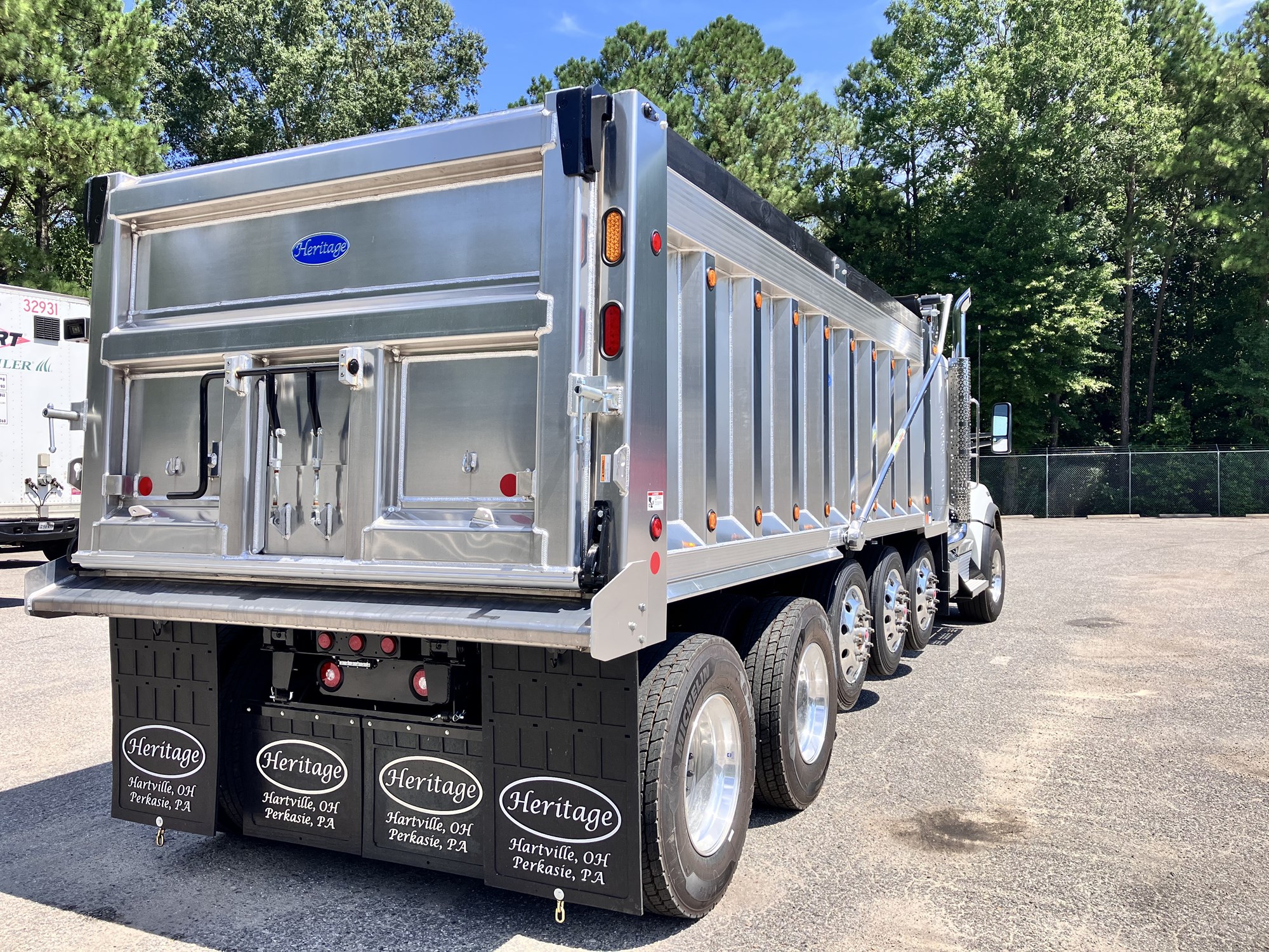 2026 Kenworth T880 - image 3