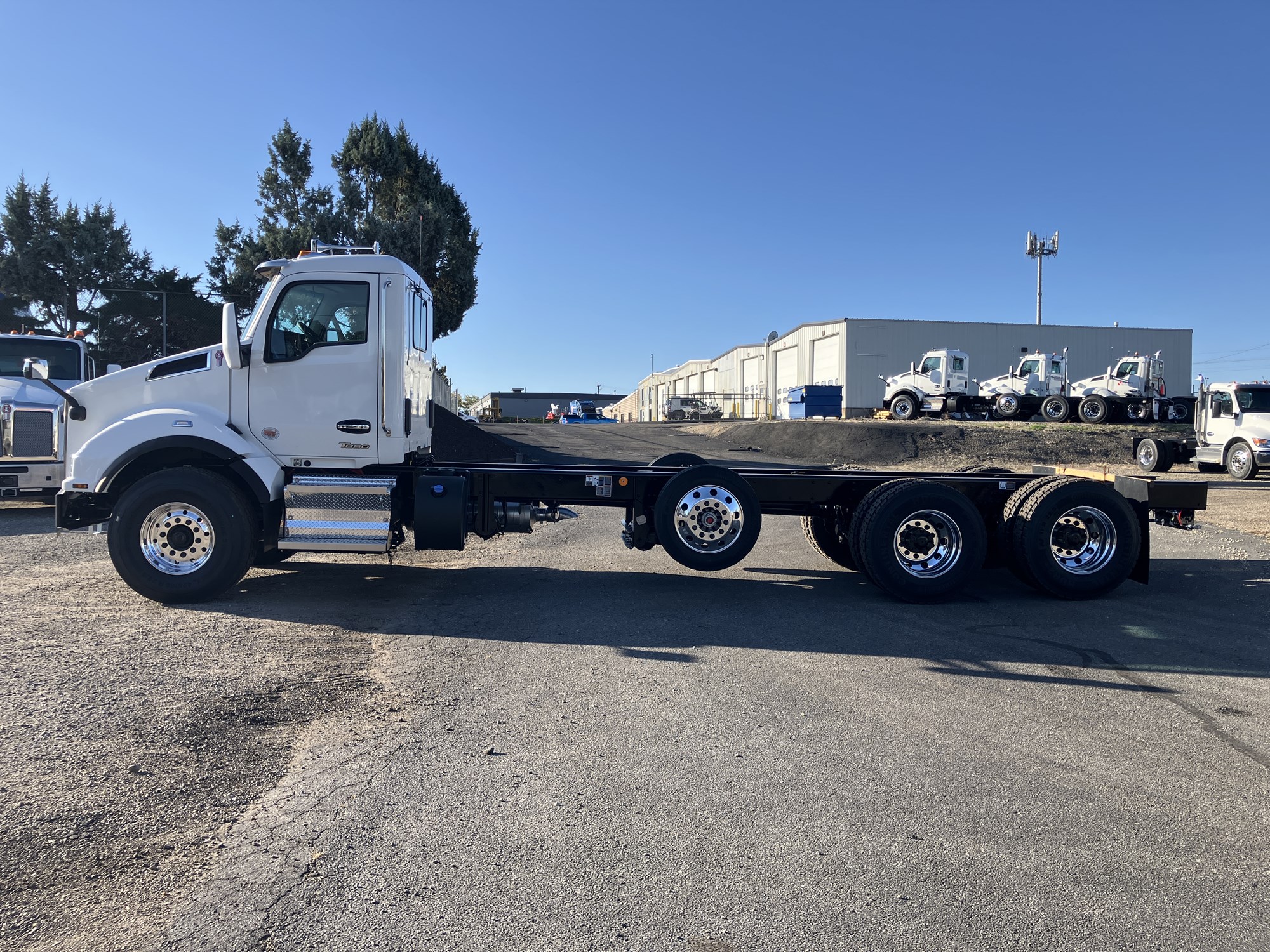 2026 Kenworth T880 - image 2 of 6