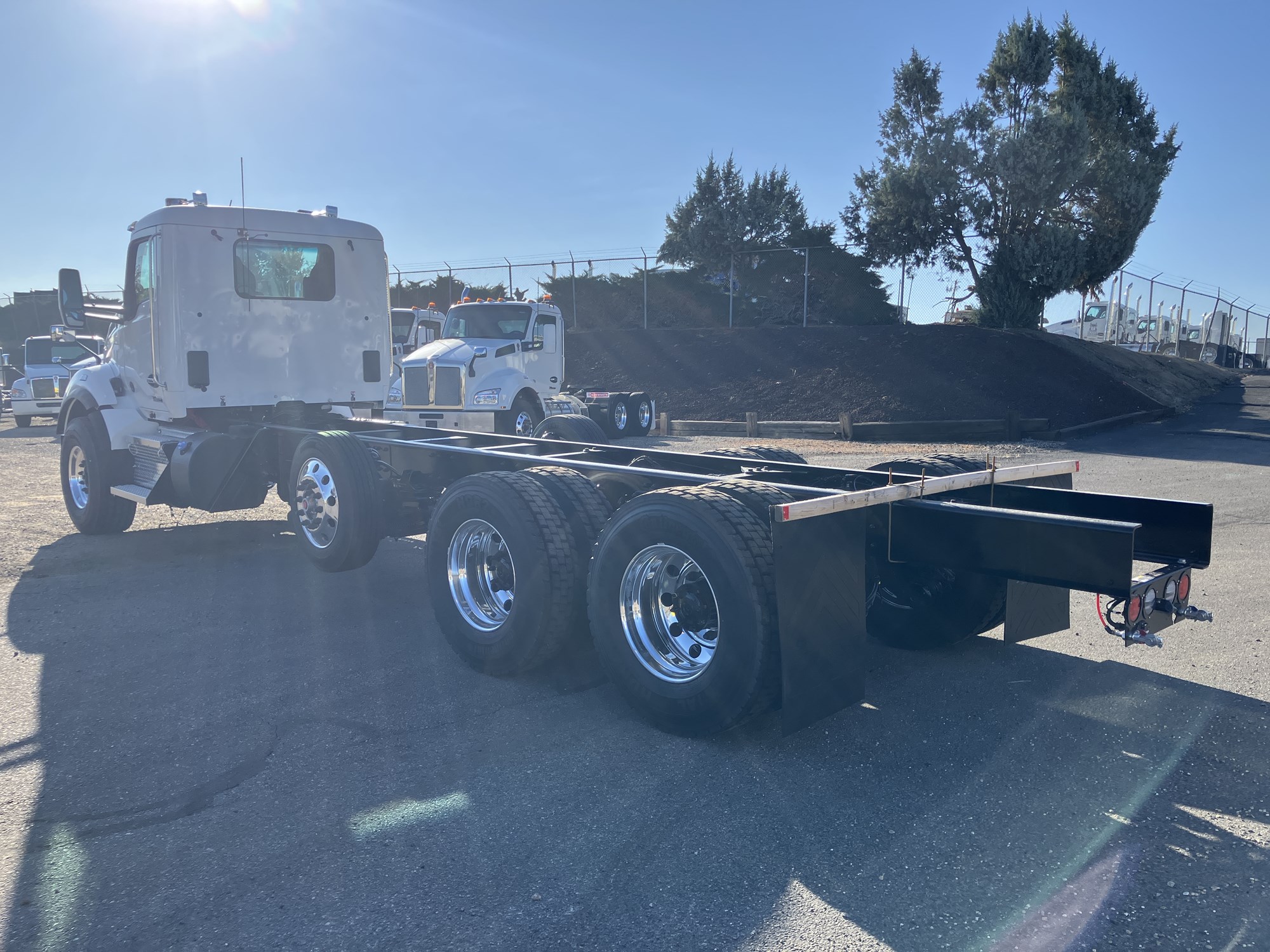 2026 Kenworth T880 - image 3 of 6