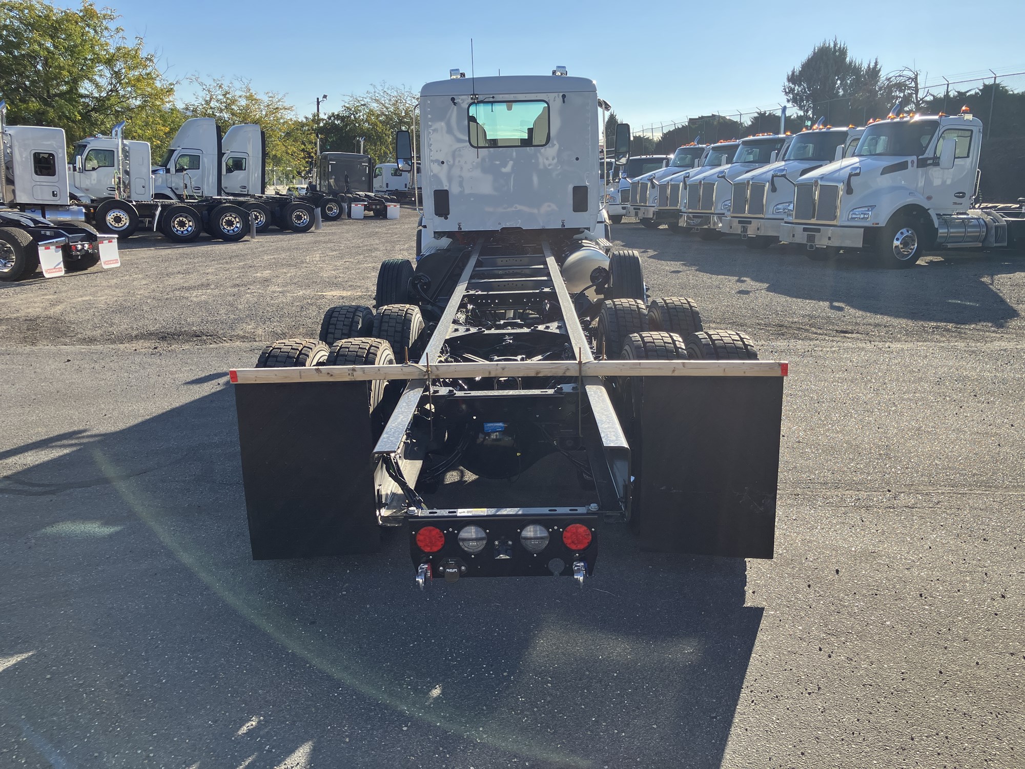 2026 Kenworth T880 - image 4 of 6
