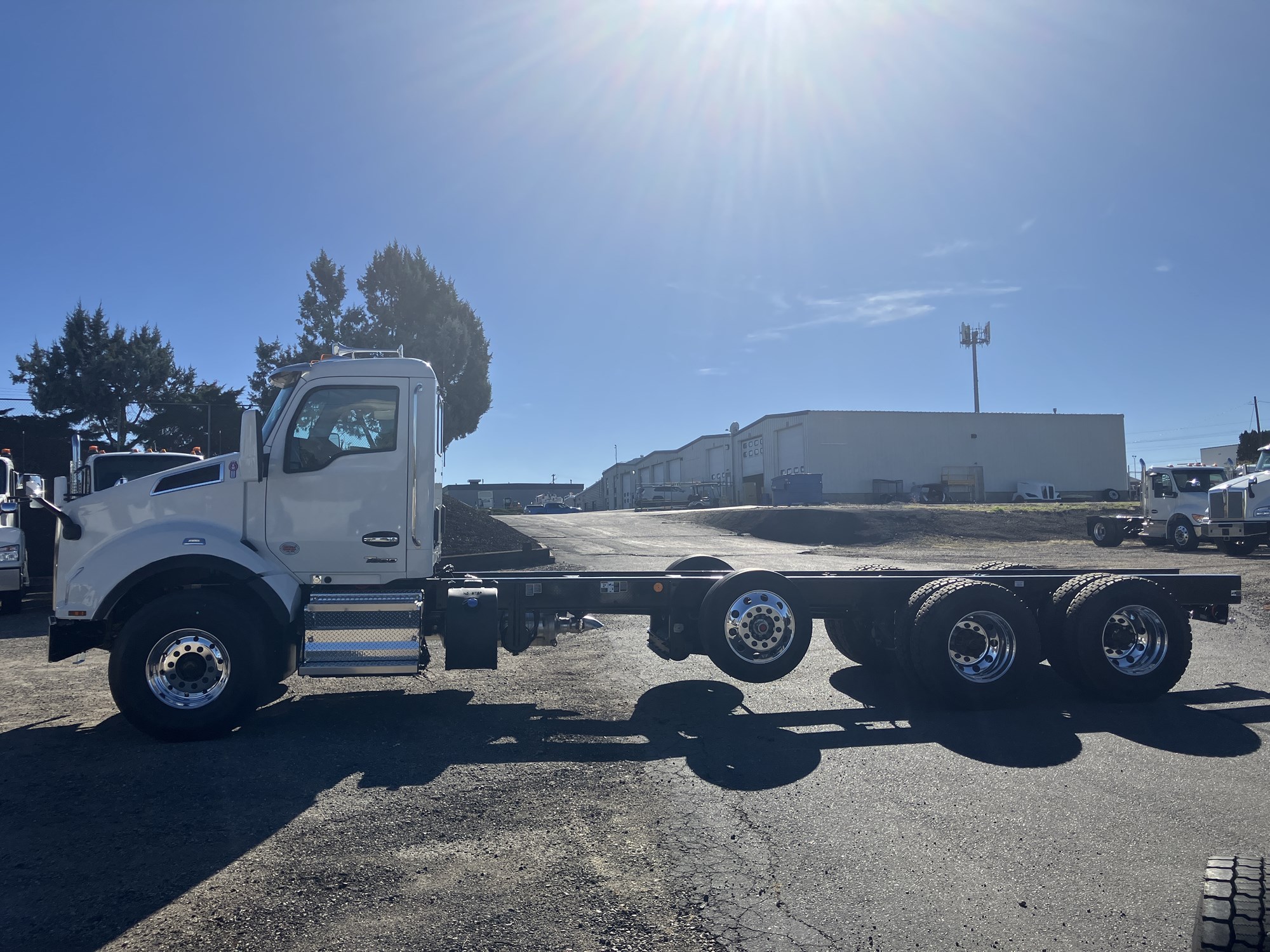 2026 Kenworth T880 2026 Kenworth T880 - image 2 of 6