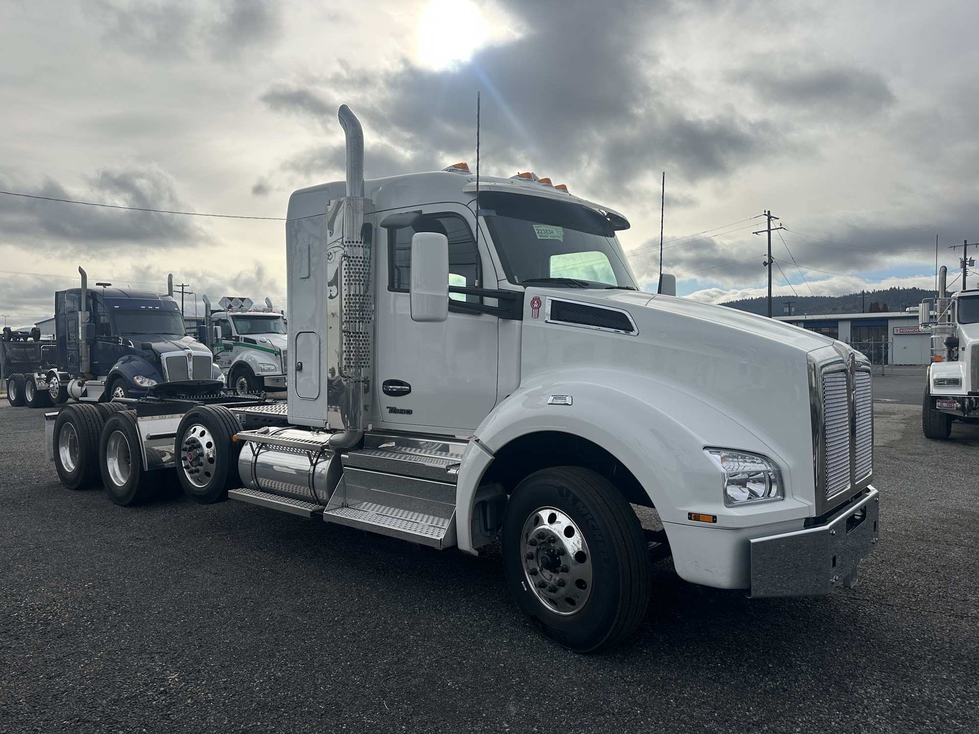 2026 Kenworth T880 2026 Kenworth T880 - image 2 of 6