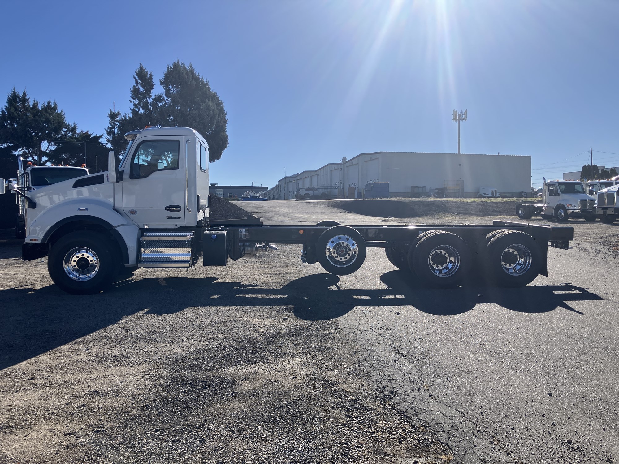 2026 Kenworth T880 2026 Kenworth T880 - image 2 of 6