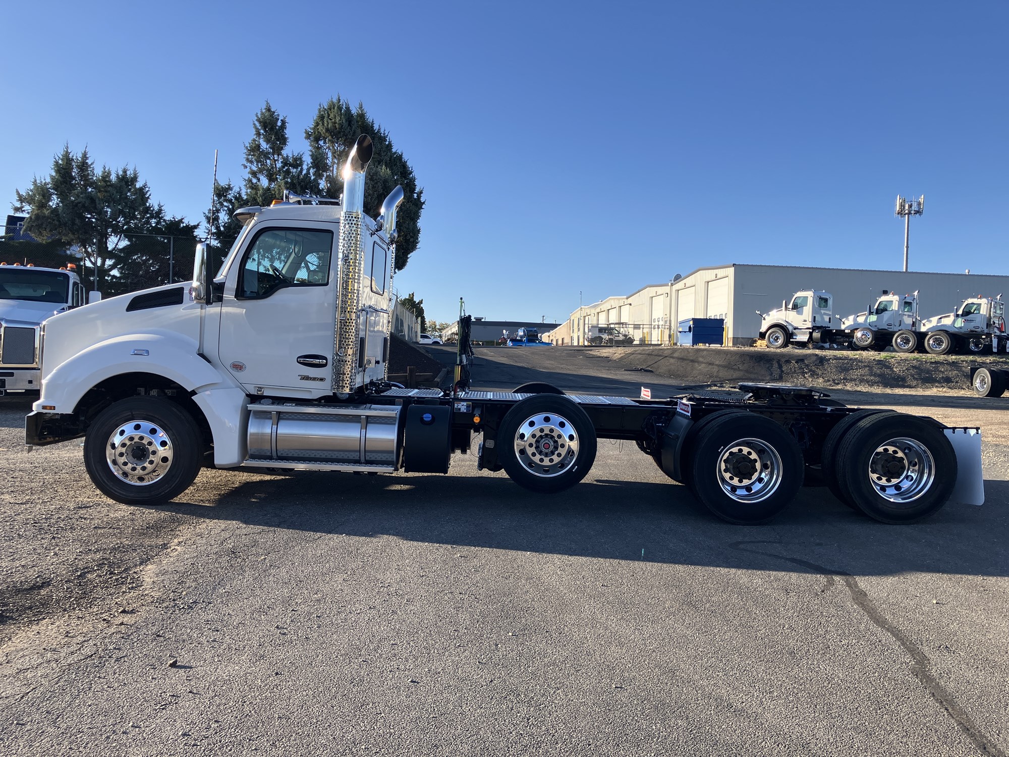 2026 Kenworth T880 - image 2 of 6