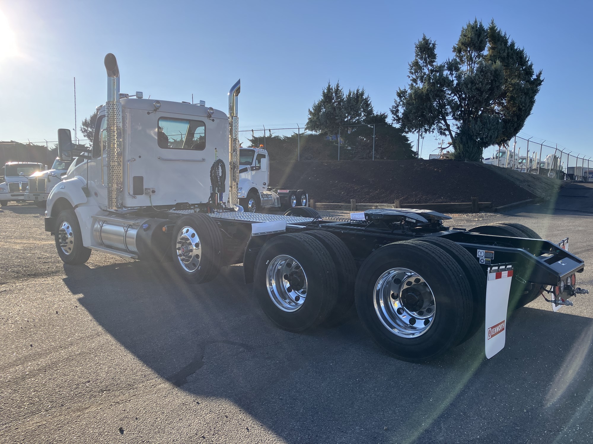 2026 Kenworth T880 - image 3 of 6
