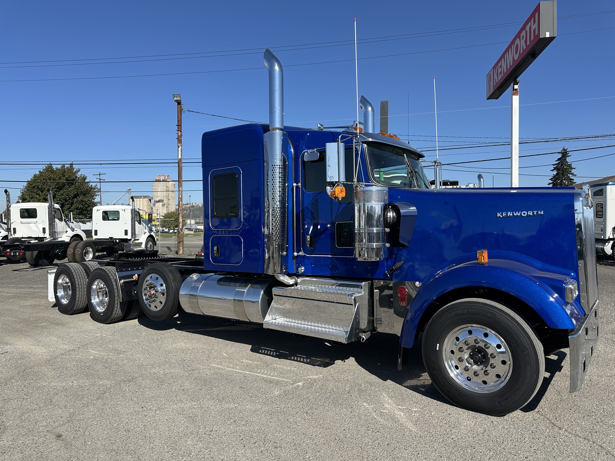 2026 Kenworth W900B - image 2 of 6