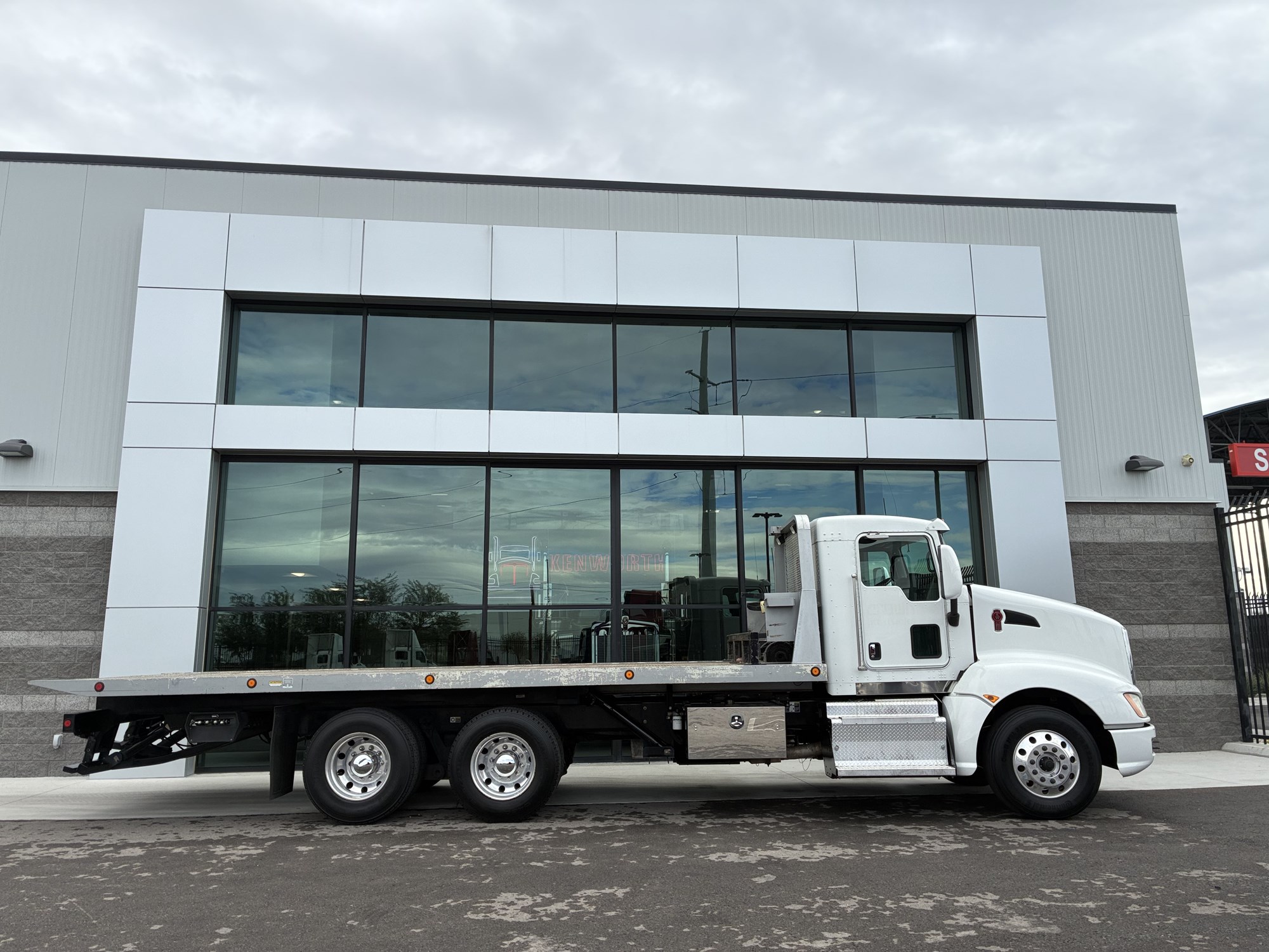 2013 Kenworth T660 - image 2 of 6