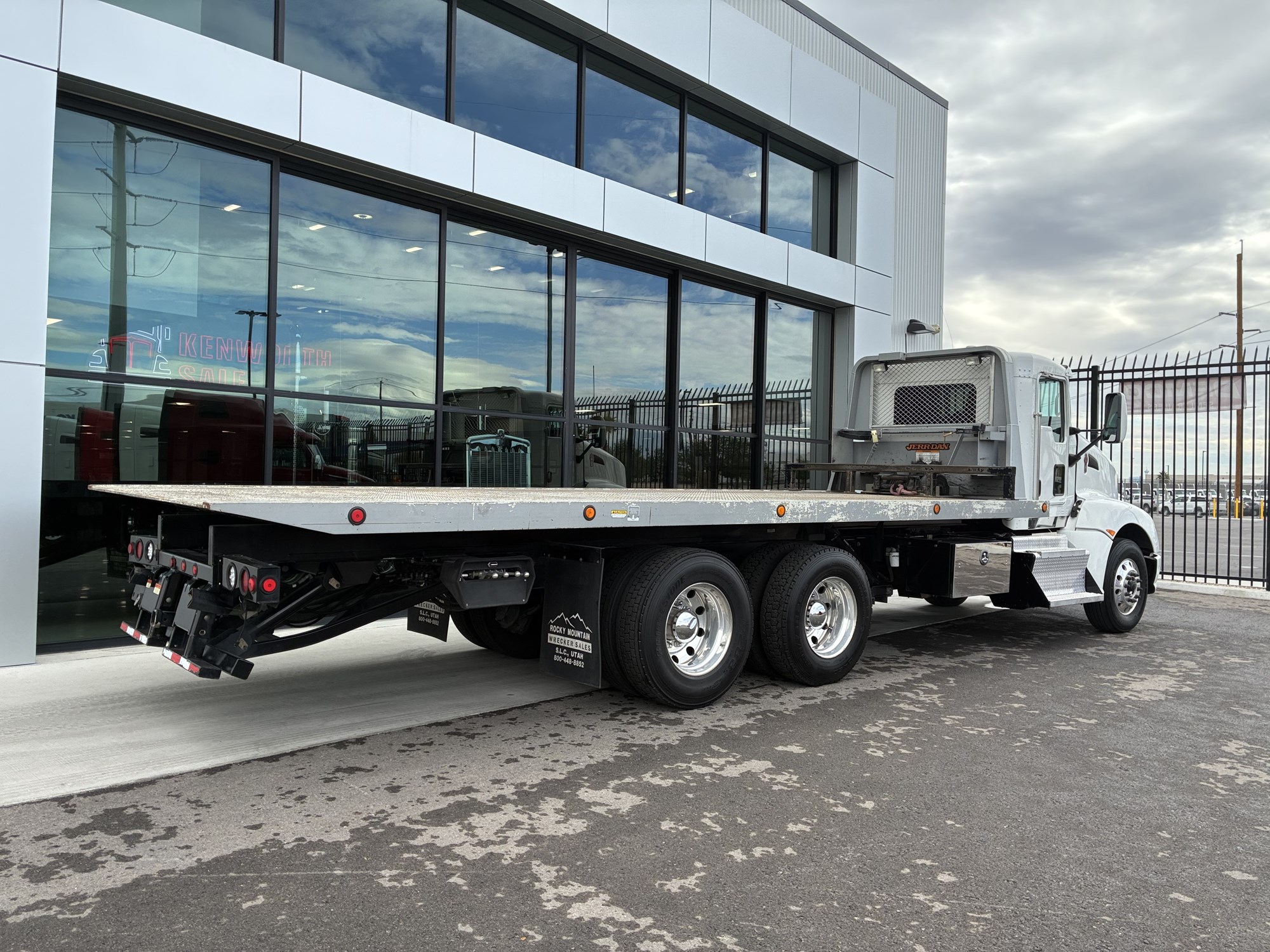 2013 Kenworth T660 - image 3 of 6