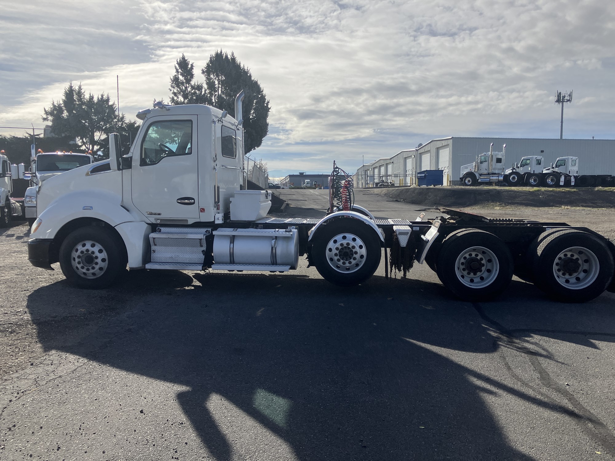 2017 Kenworth T680 - image 2 of 6