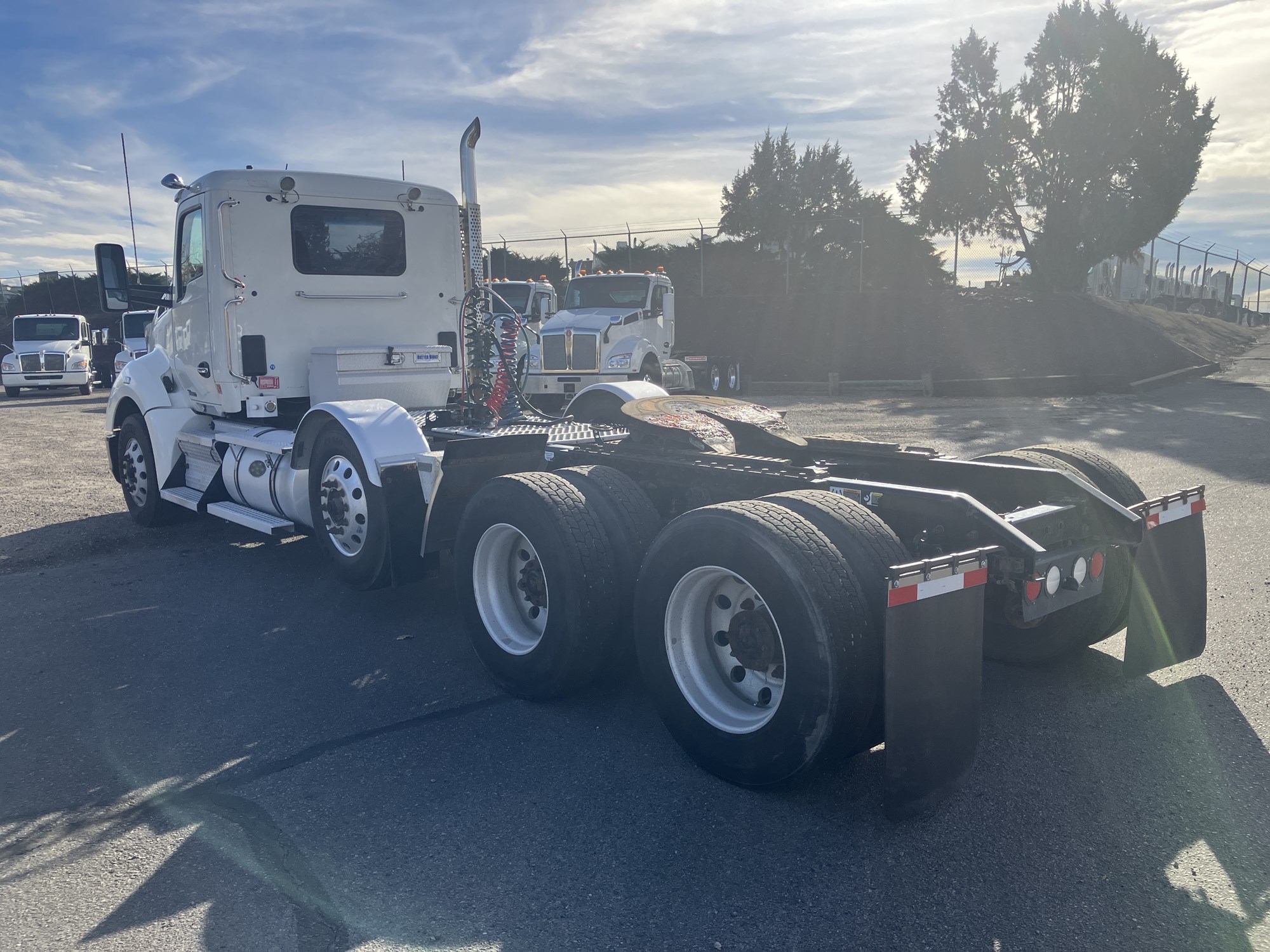 2017 Kenworth T680 - image 3 of 6
