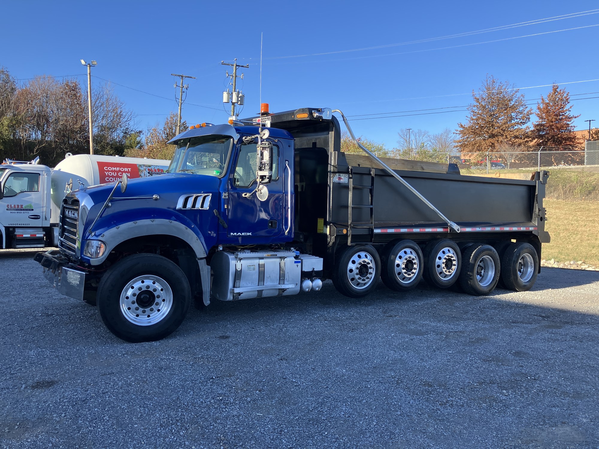 2018 Mack GU713 - image 2 of 6