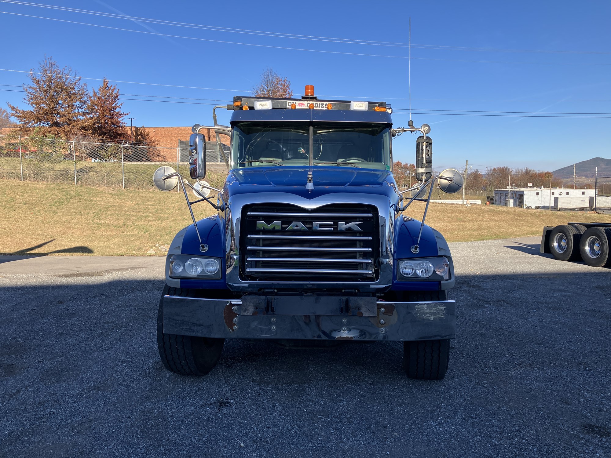 2018 Mack GU713 - image 3 of 6