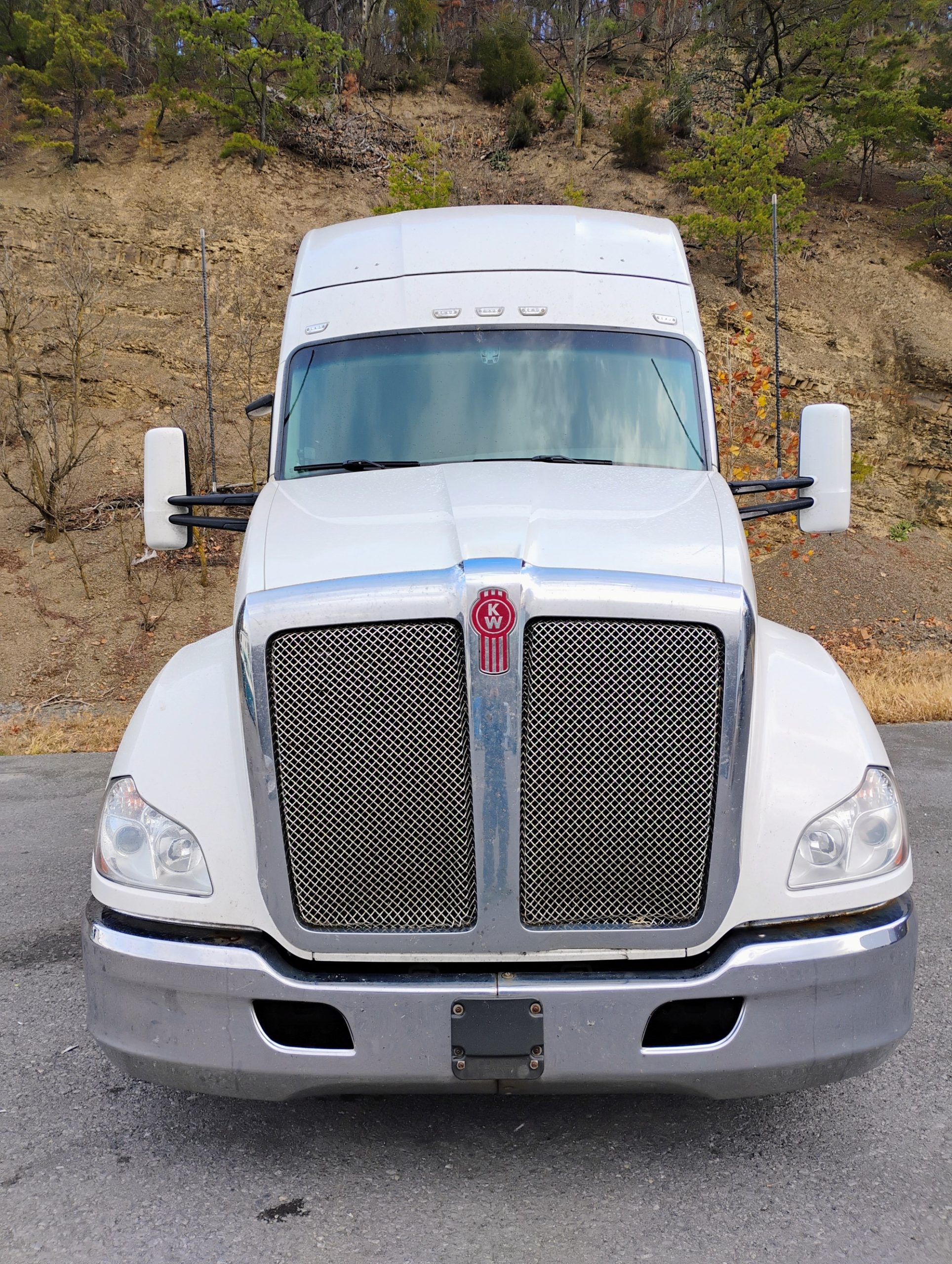 2019 Kenworth T680 - image 2 of 6