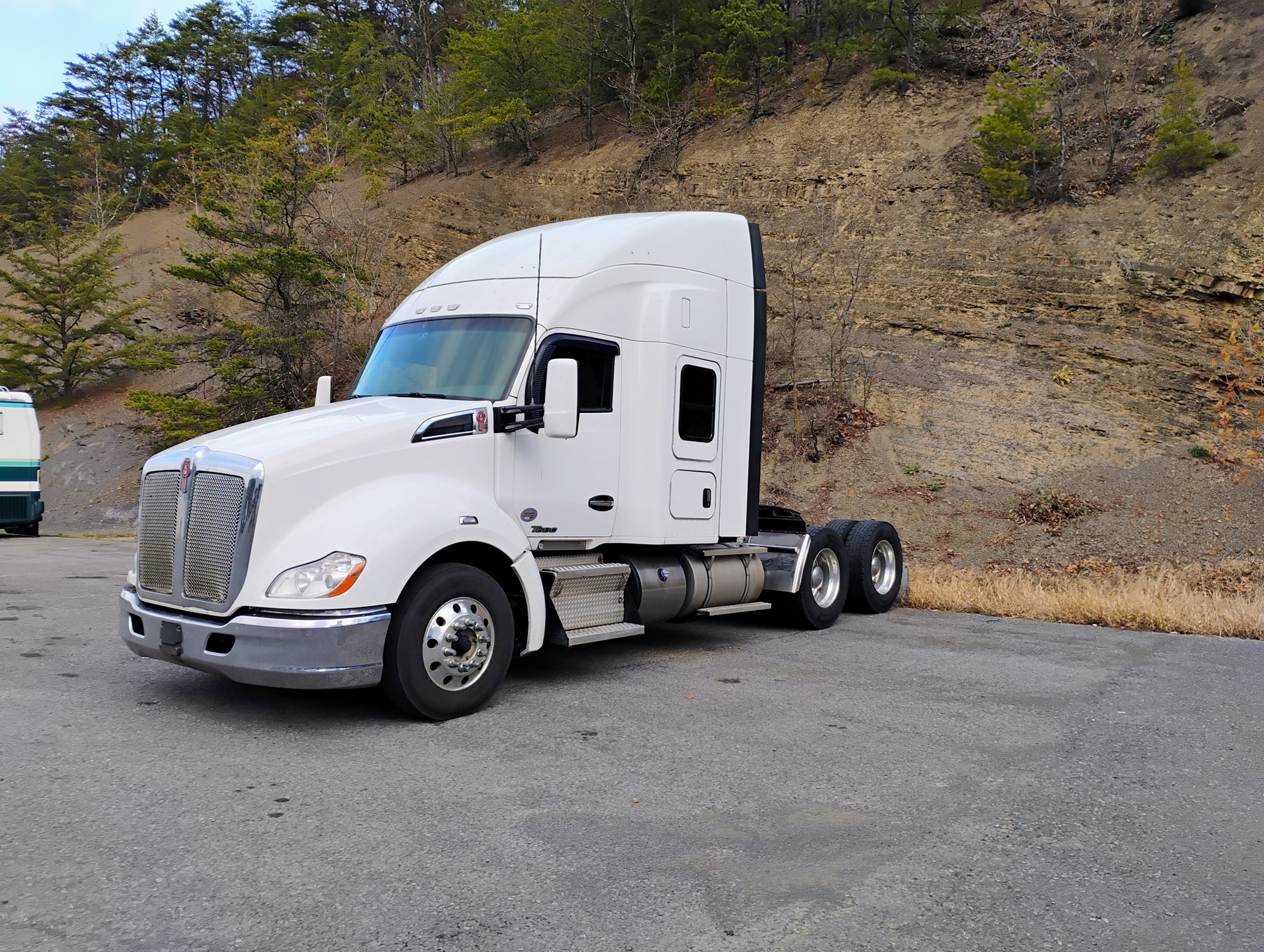 2019 Kenworth T680 - image 4 of 6