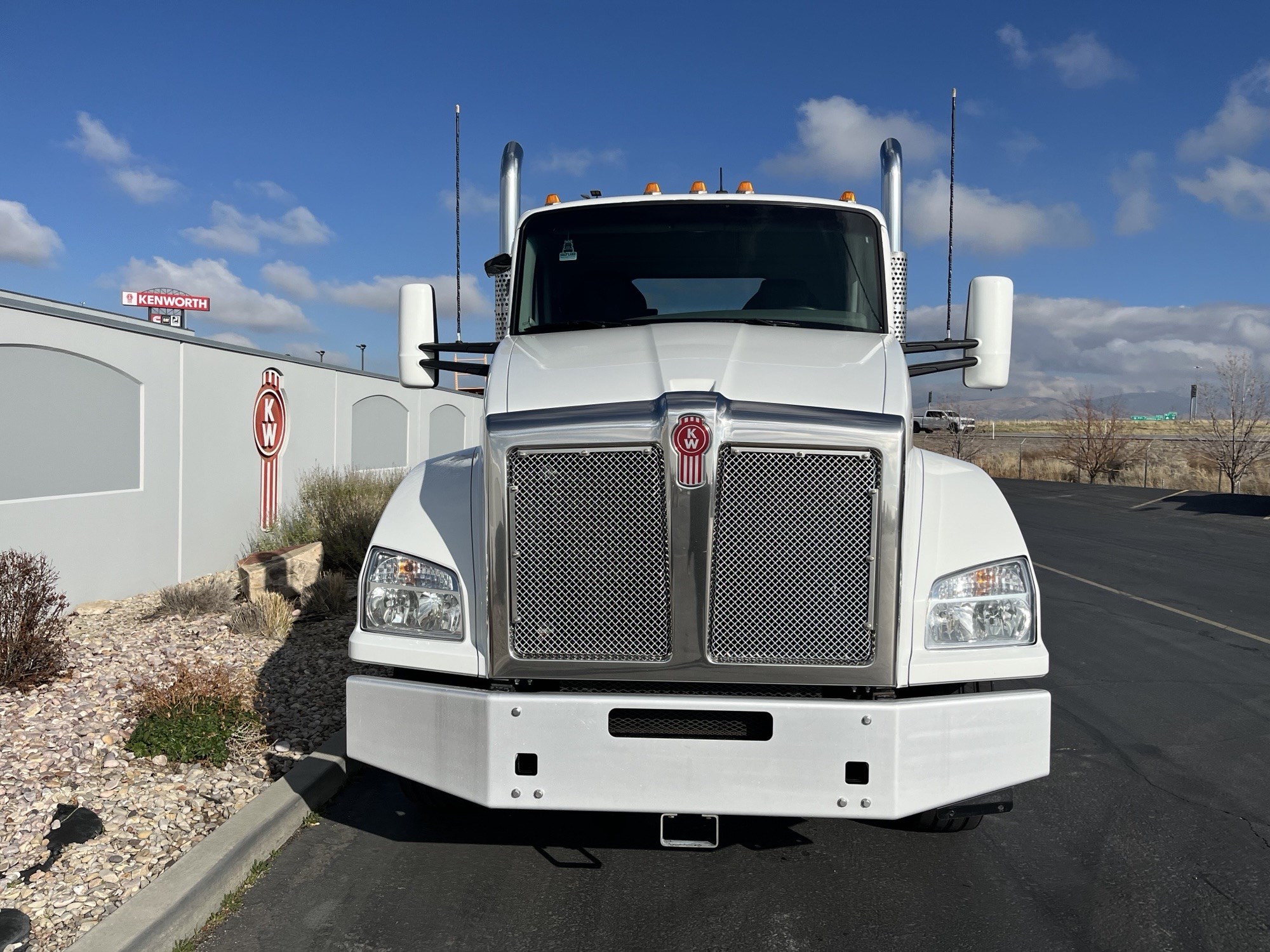 2019 Kenworth T880 - image 3 of 6
