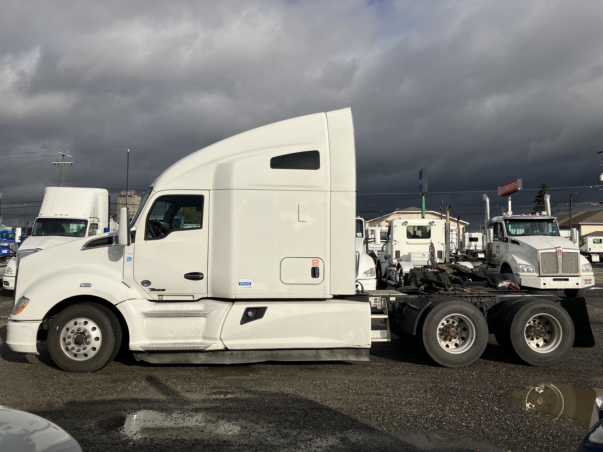 2020 Kenworth T680 - image 2 of 6
