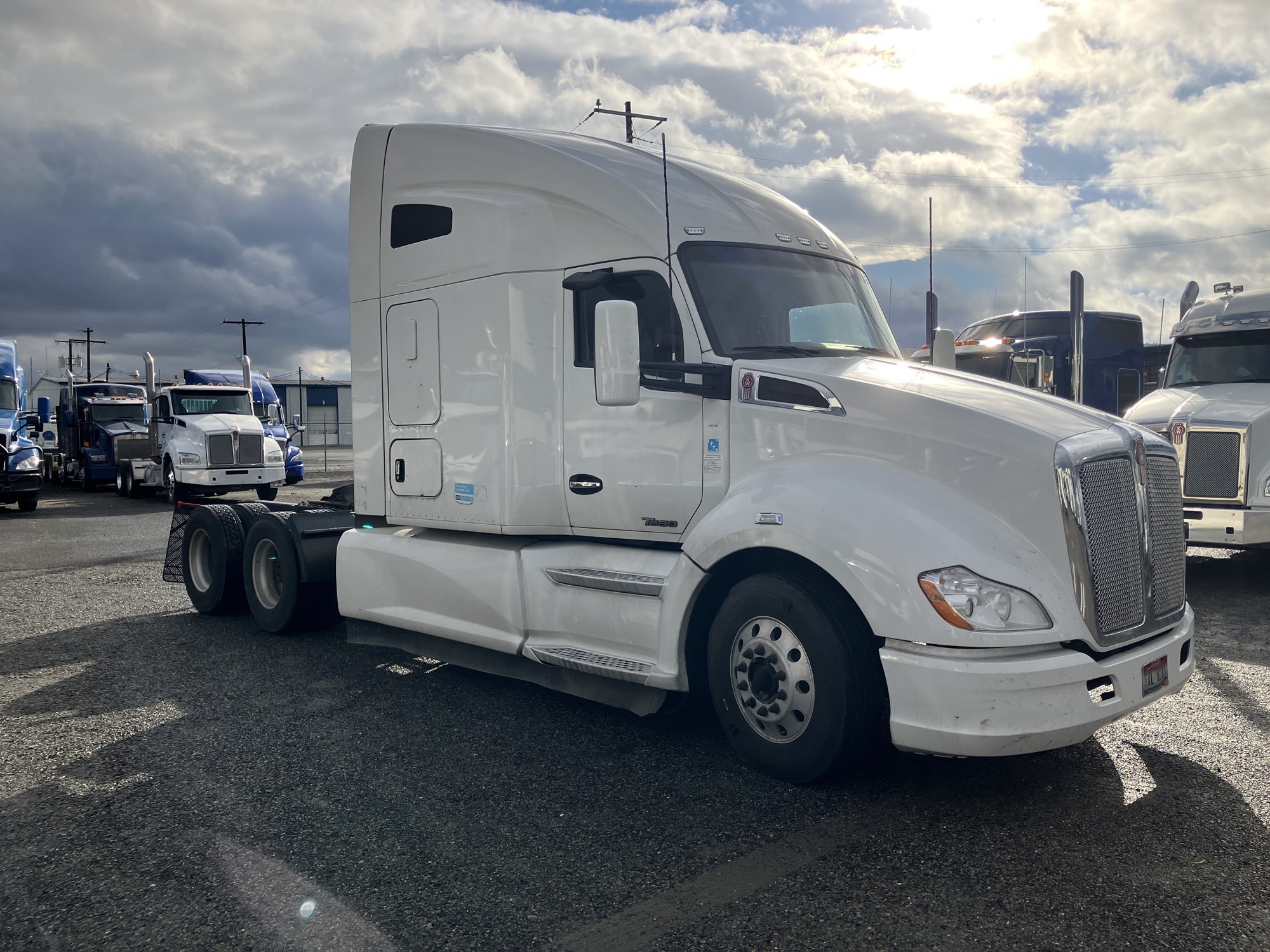 2020 Kenworth T680 - image 4 of 6
