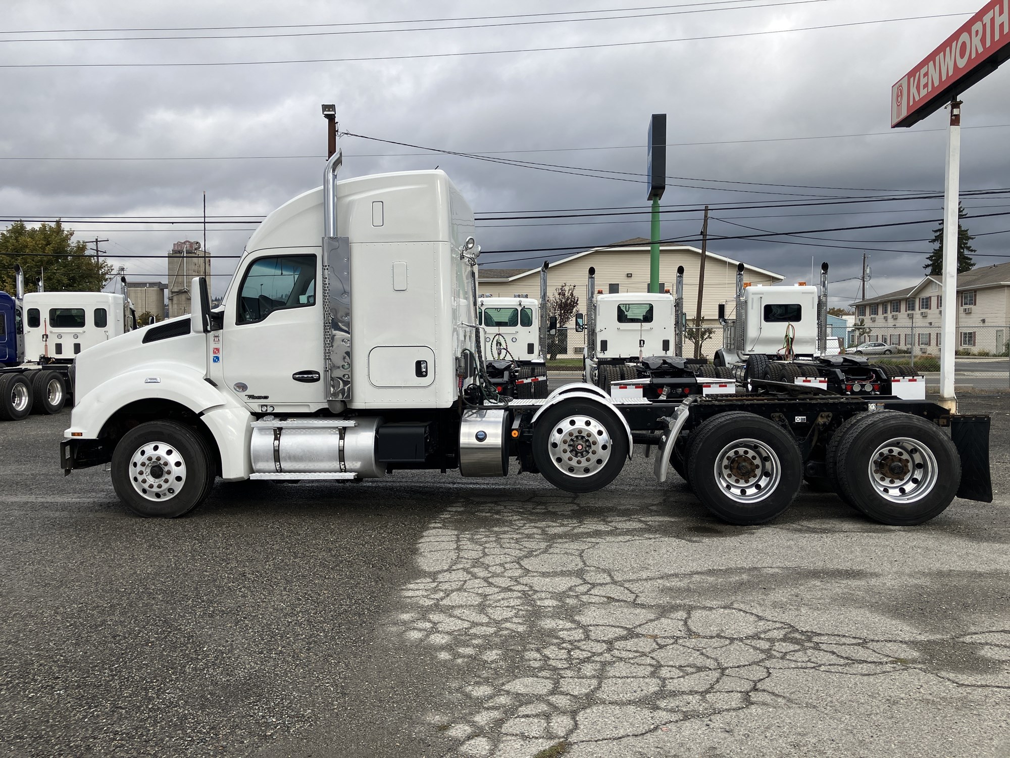2020 Kenworth T880 - image 2 of 6