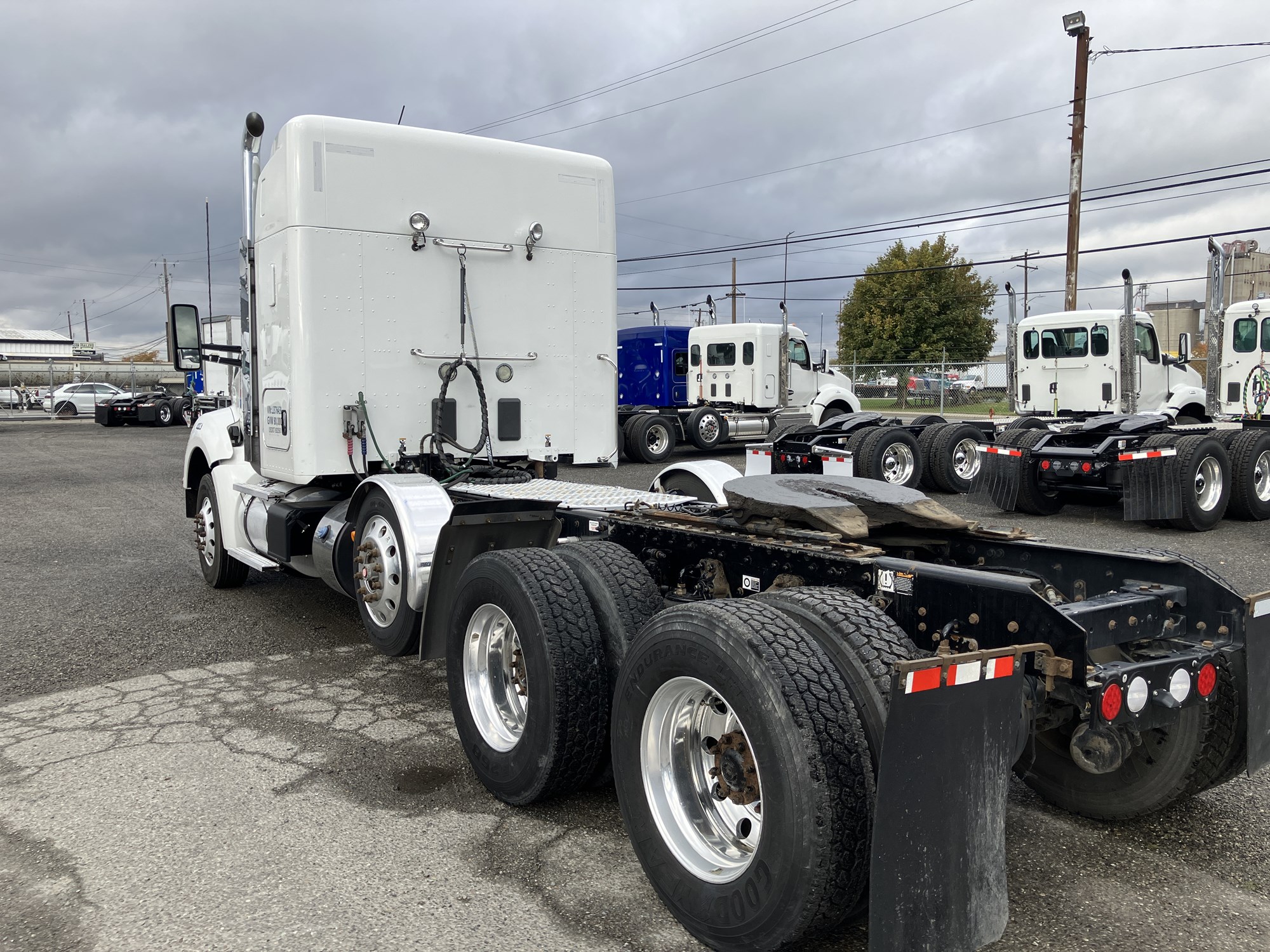 2020 Kenworth T880 - image 3 of 6