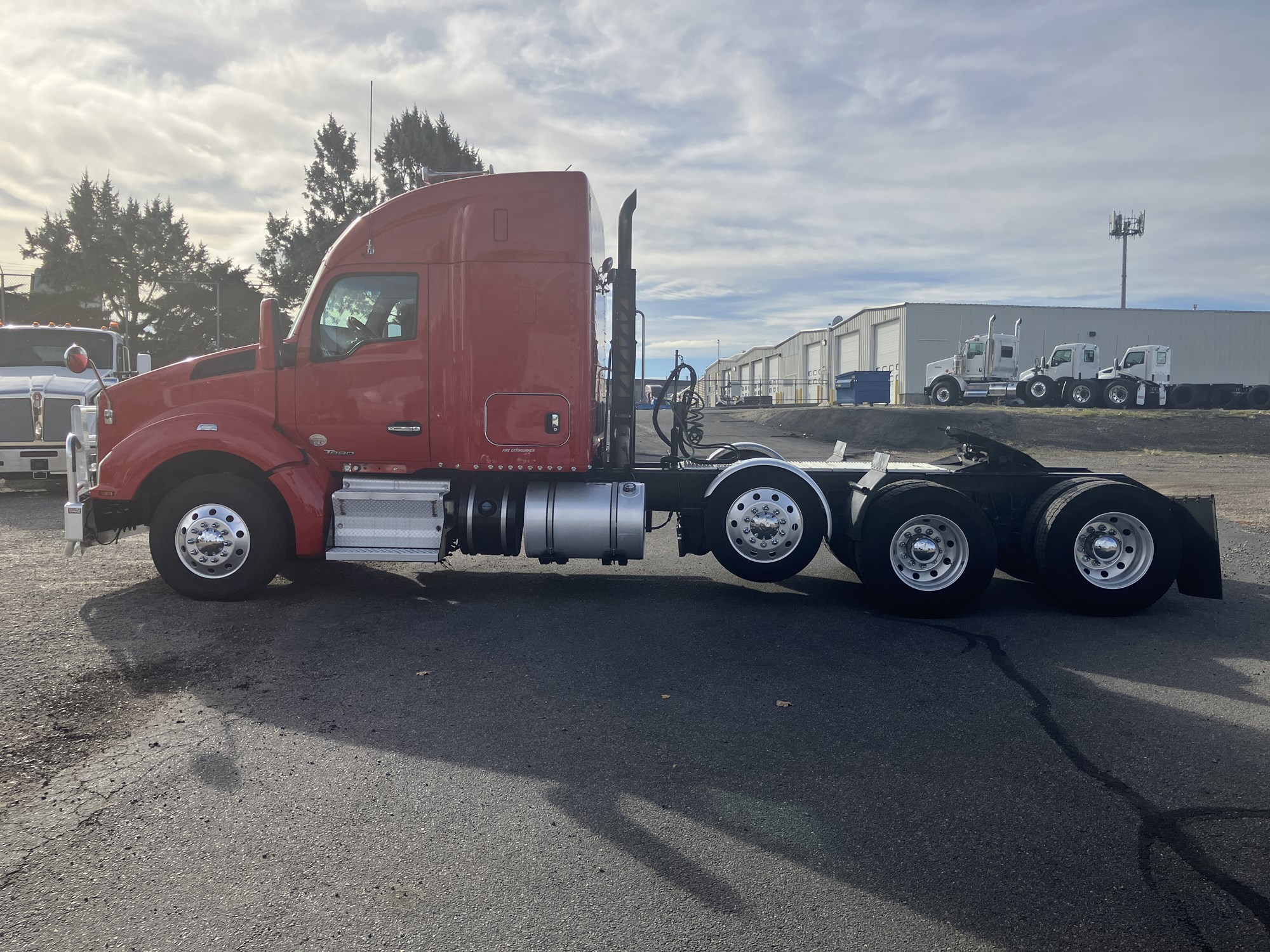2020 Kenworth T880 - image 2 of 6