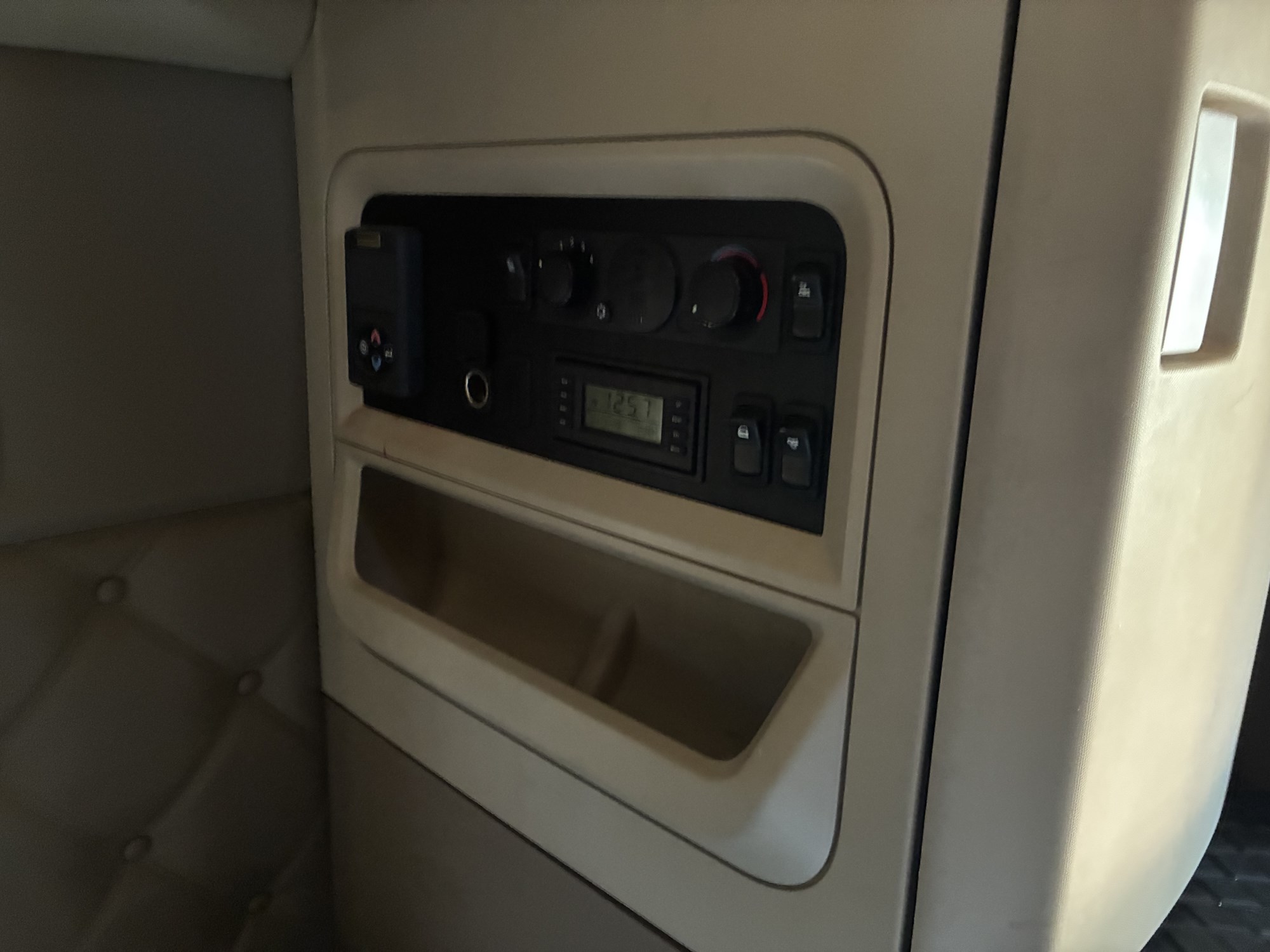 2020 Kenworth T680 - image 4 of 6