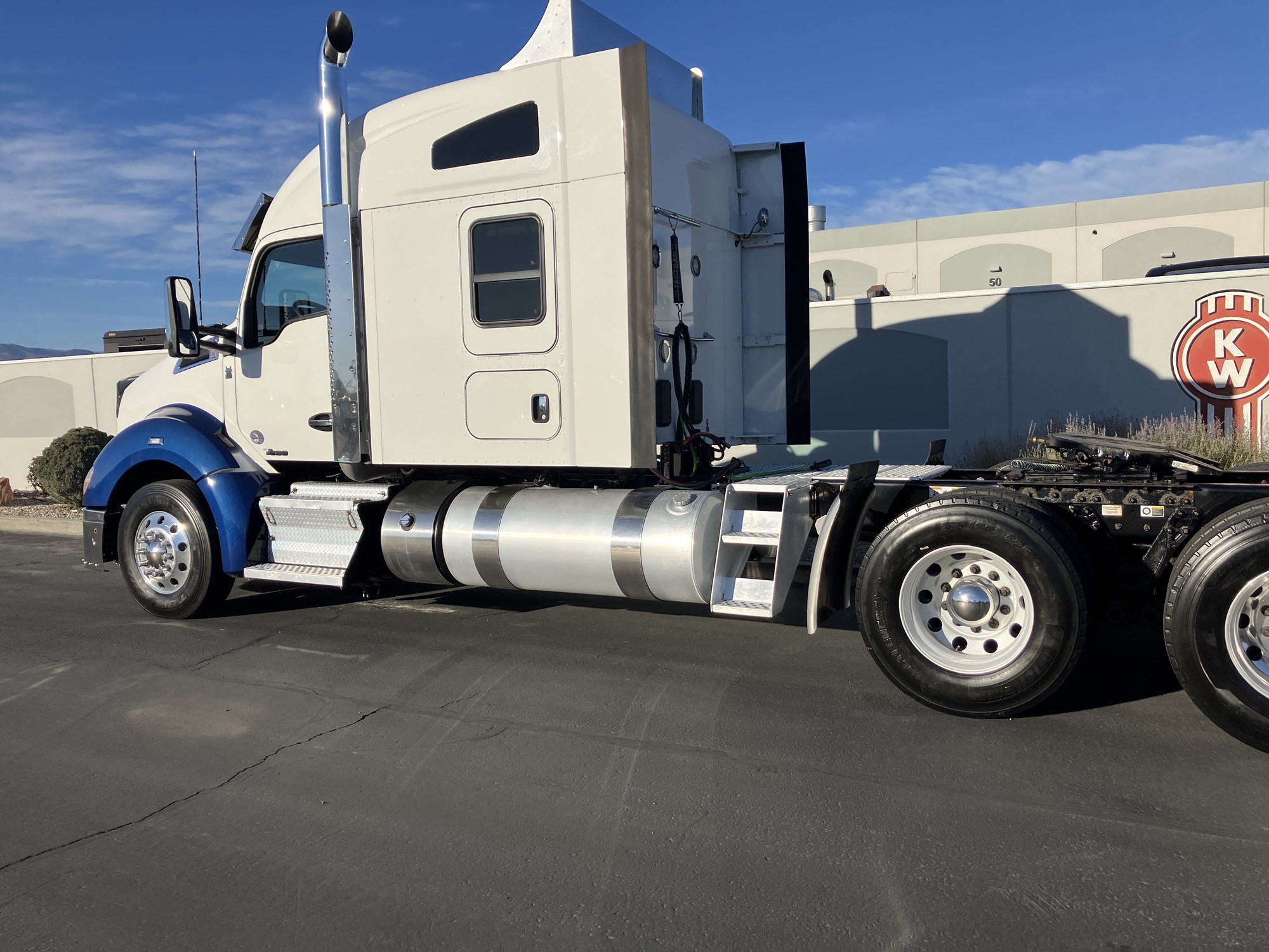 2020 Kenworth T680 - image 2 of 6