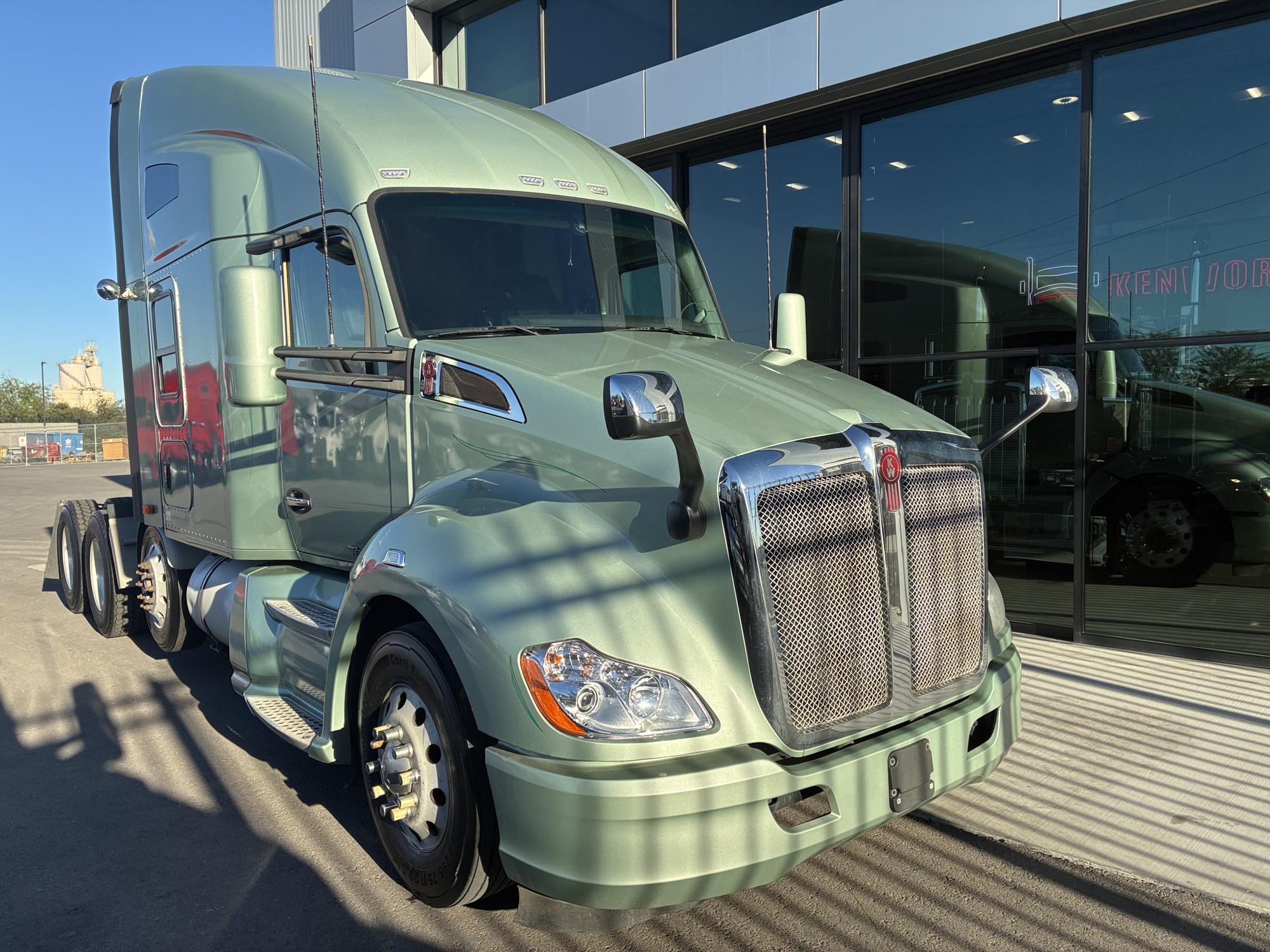 2020 Kenworth T680 2020 Kenworth T680 - image 1 of 6