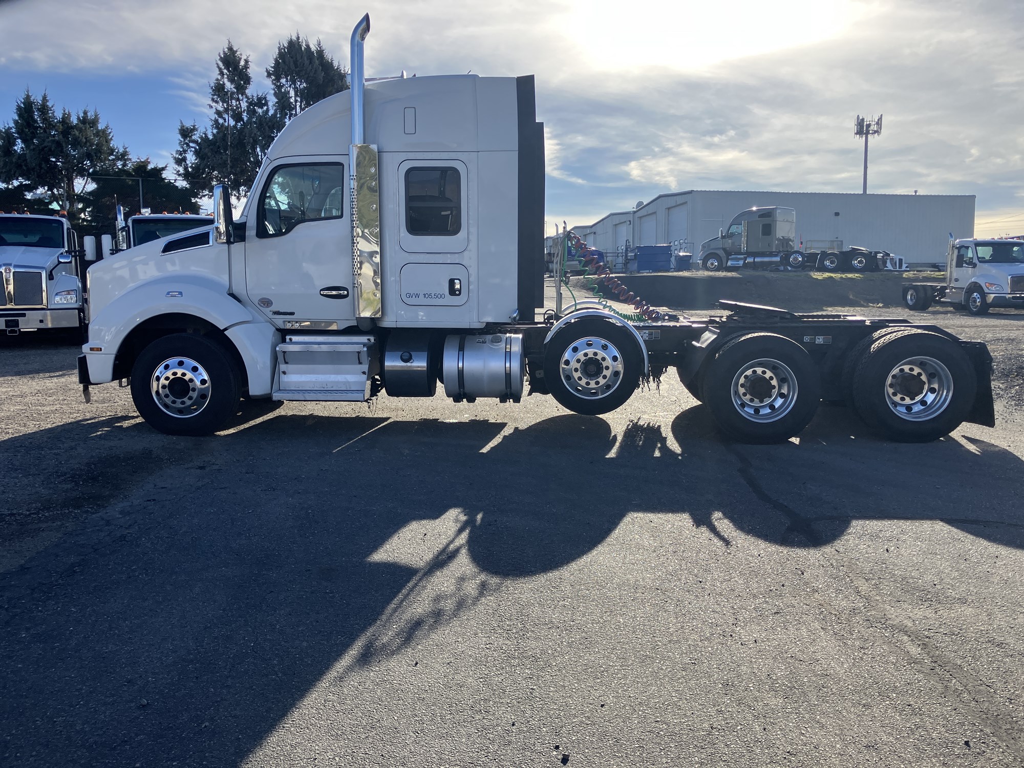 2021 Kenworth T880 2021 Kenworth T880 - image 2 of 6