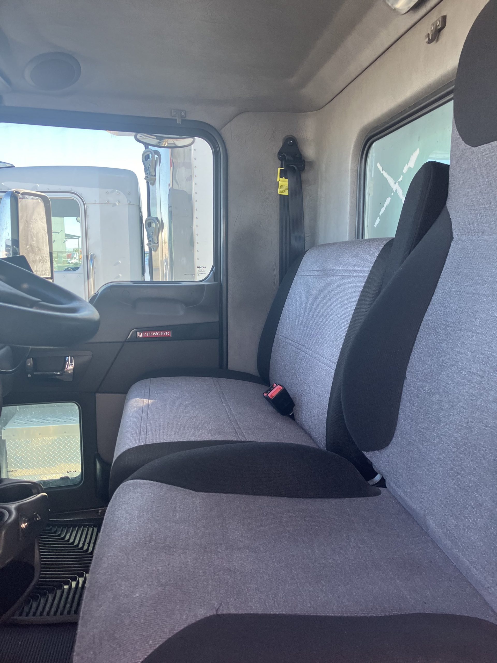 2021 Kenworth T270 - image 3 of 6