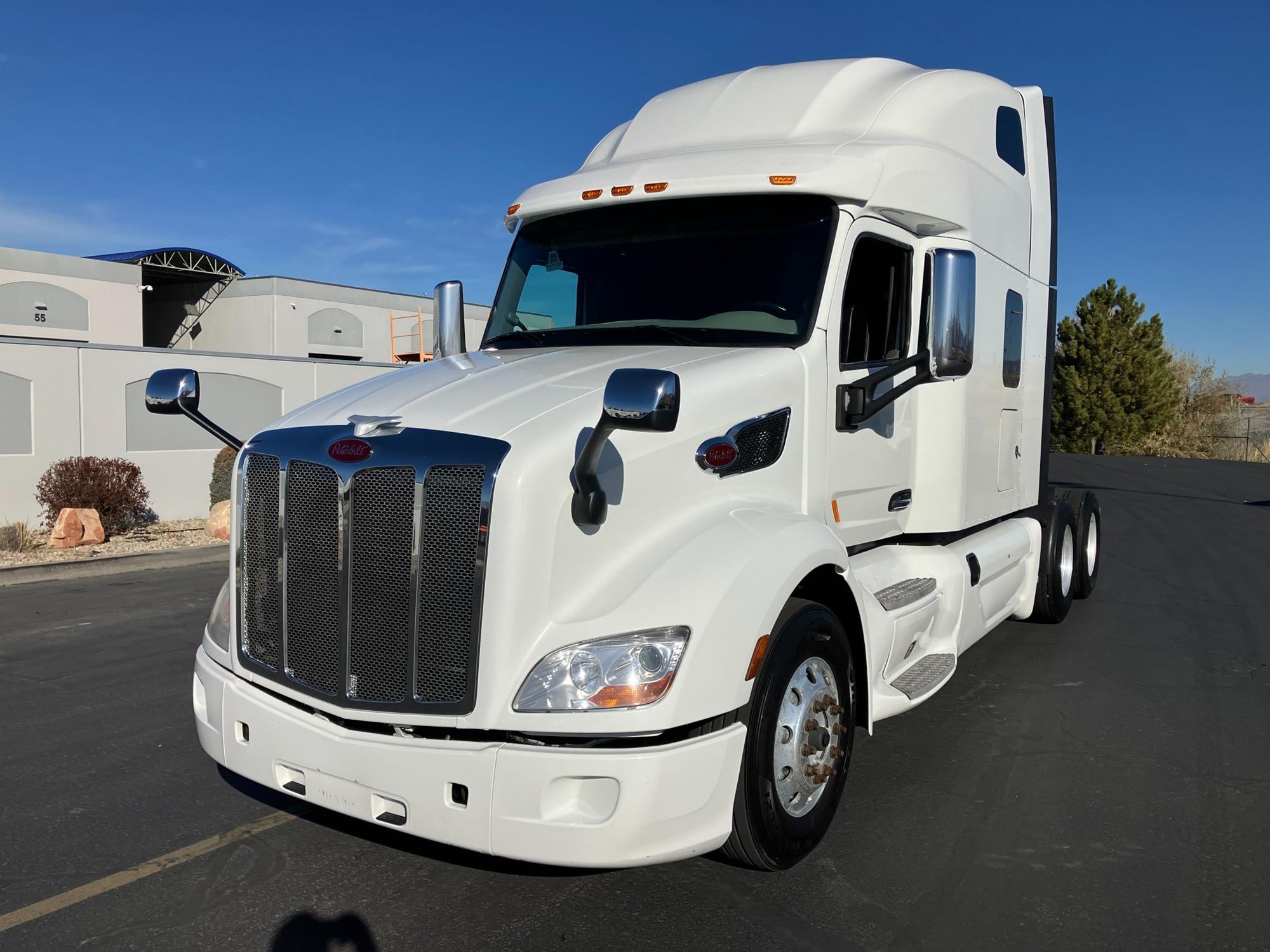 2022 Peterbilt 579 - image 2 of 6