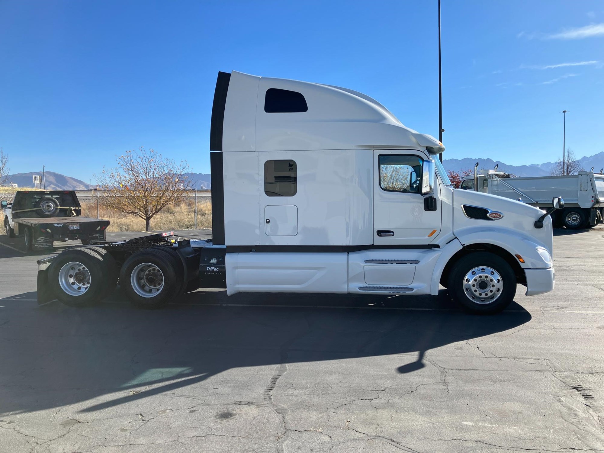 2022 Peterbilt 579 - image 4 of 6